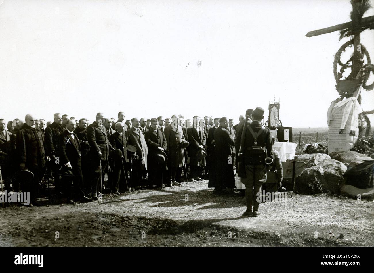 Melilla. On Mount Arruit. 03/01/1924. Campaign Mass celebrated at the tomb of the martyrs on the occasion of the laying of the wreath that 'El Diario Español', of Buenos Aires, sent with its editor Mr. Serrano Clavero (x). Credit: Album / Archivo ABC / Rodríguez Stock Photo