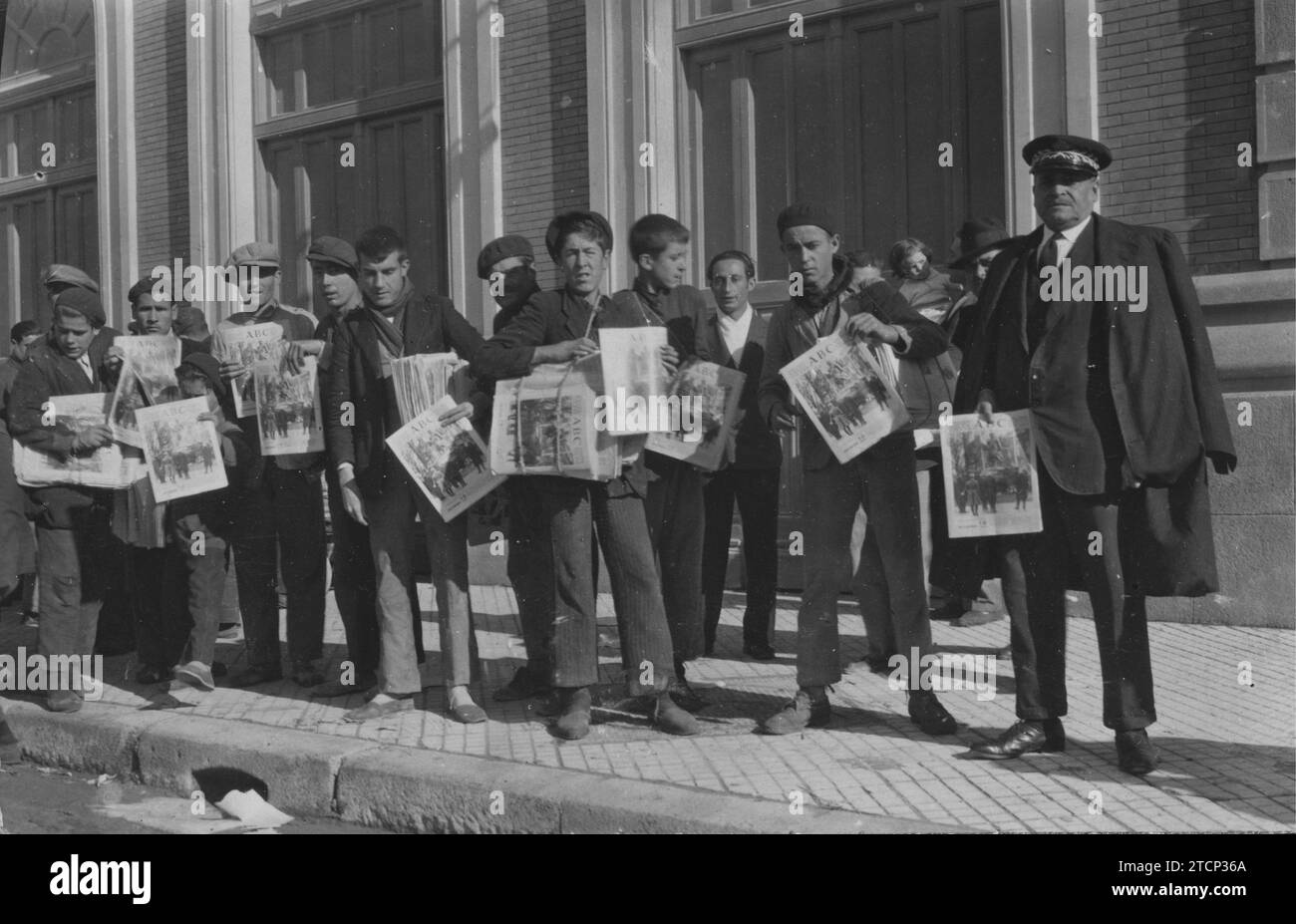 11/30/1932. The reappearance of ABC. A section of ABC sellers whose readers of said newspaper physically snatched the copies upon their arrival in this city, running out of paper in five minutes. Credit: Album / Archivo ABC / Juan Sáez Stock Photo