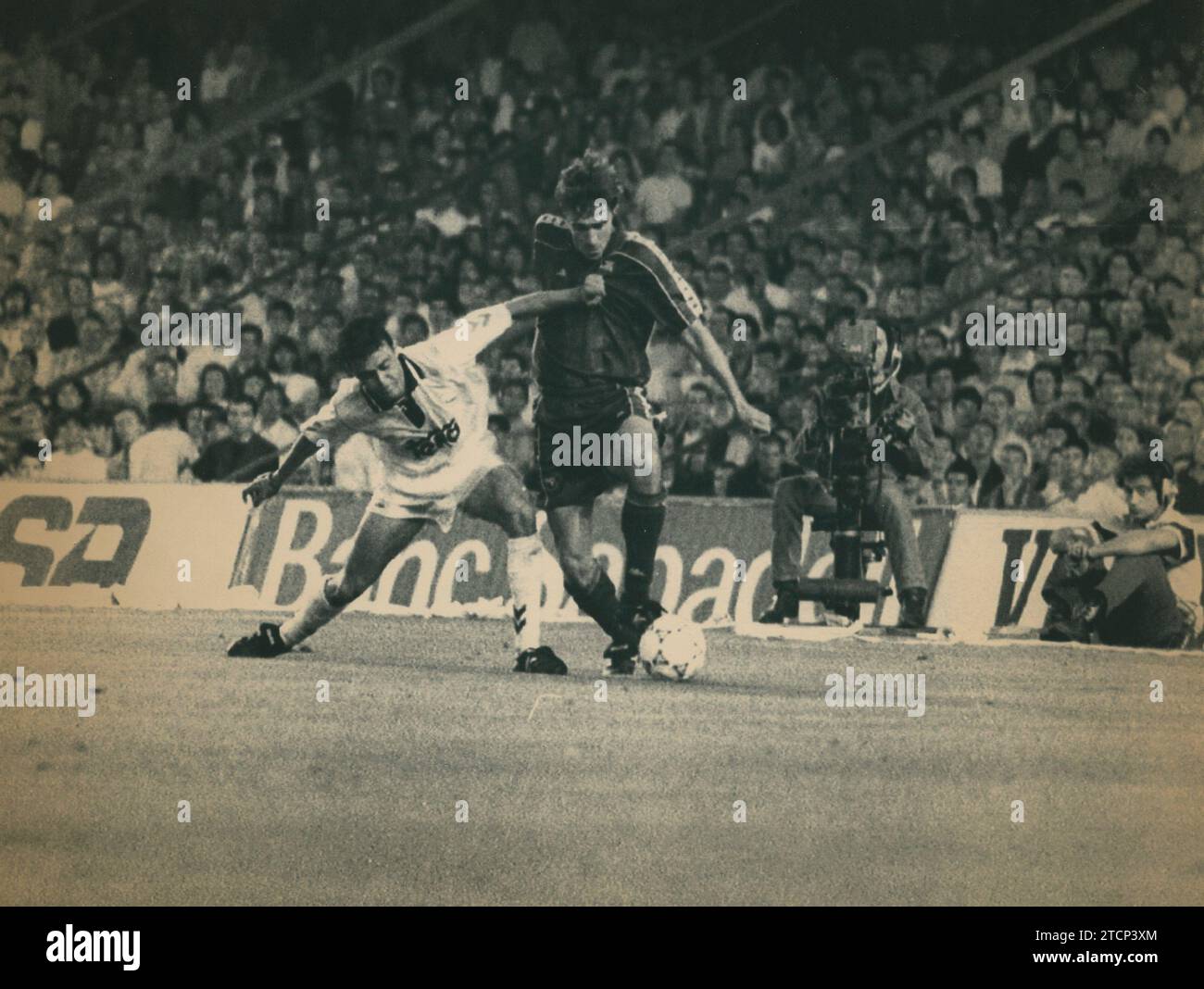 06/16/1993. Second leg of the Copa del Rey semi-finals played in Barcelona between Barcelona Club de Fútbol and Real Madrid that ended with the result of Barcelona 1 Real Madrid 2. In the image, Julio Salinas tries to leave Luis Enrique. Credit: Album / Archivo ABC / Jordi Romeu Stock Photo