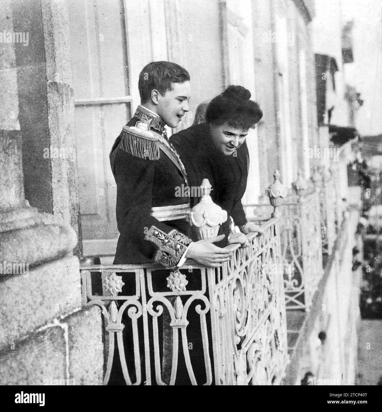 12/31/1908. Dª Amelia, queen mother, and D. Manuel II of Portugal, looking out from a balcony. Credit: Album / Archivo ABC / Joshua Benoliel Stock Photo