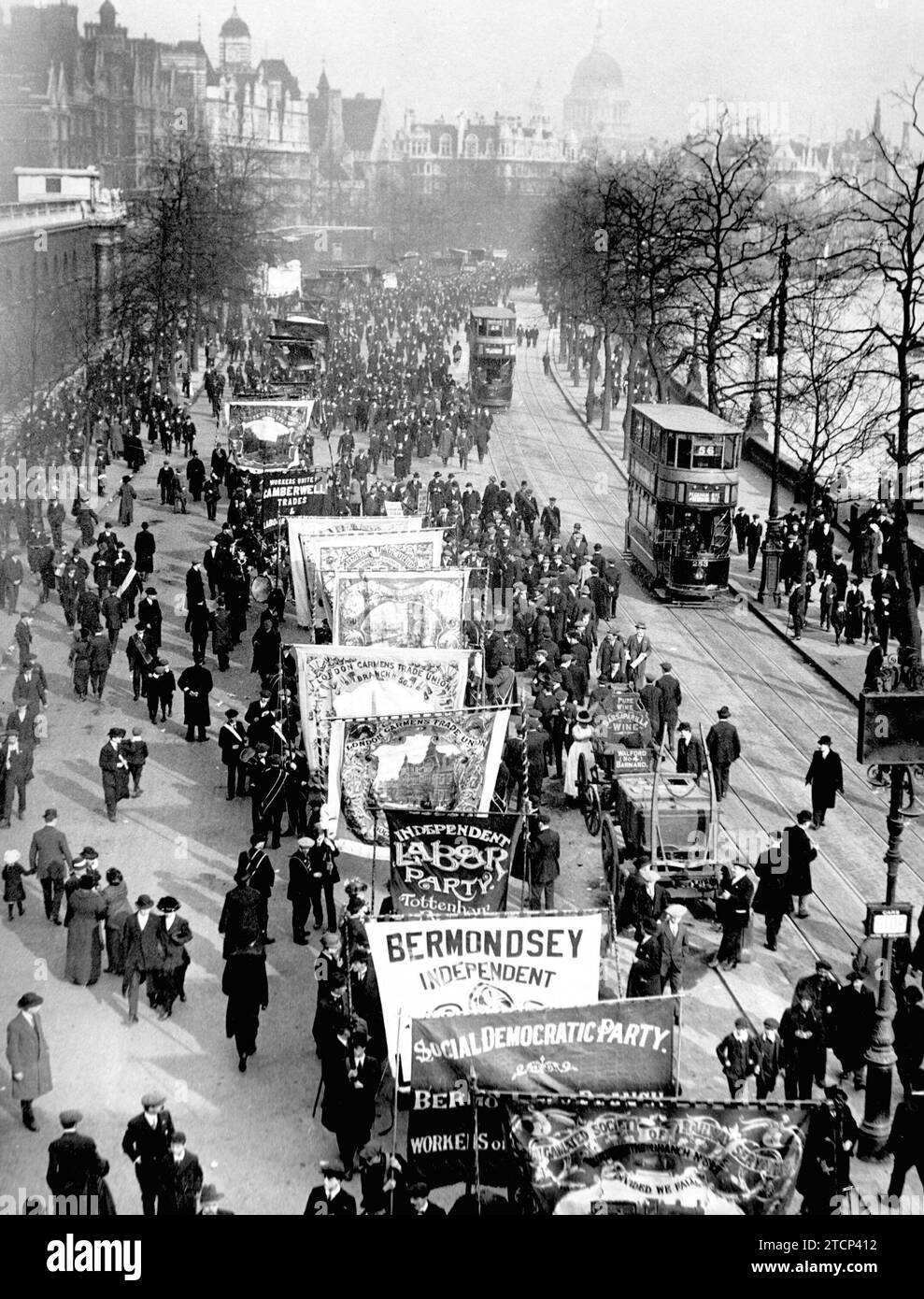 12/31/1913. Socialist demonstration in London. Aspect of the Waterloo Bridge at the passage of the demonstration carried out by the Trade Unions to protest against the expulsion of the nine Socialist Leaders of Southern Africa. Credit: Album / Archivo ABC / Louis Hugelmann Stock Photo