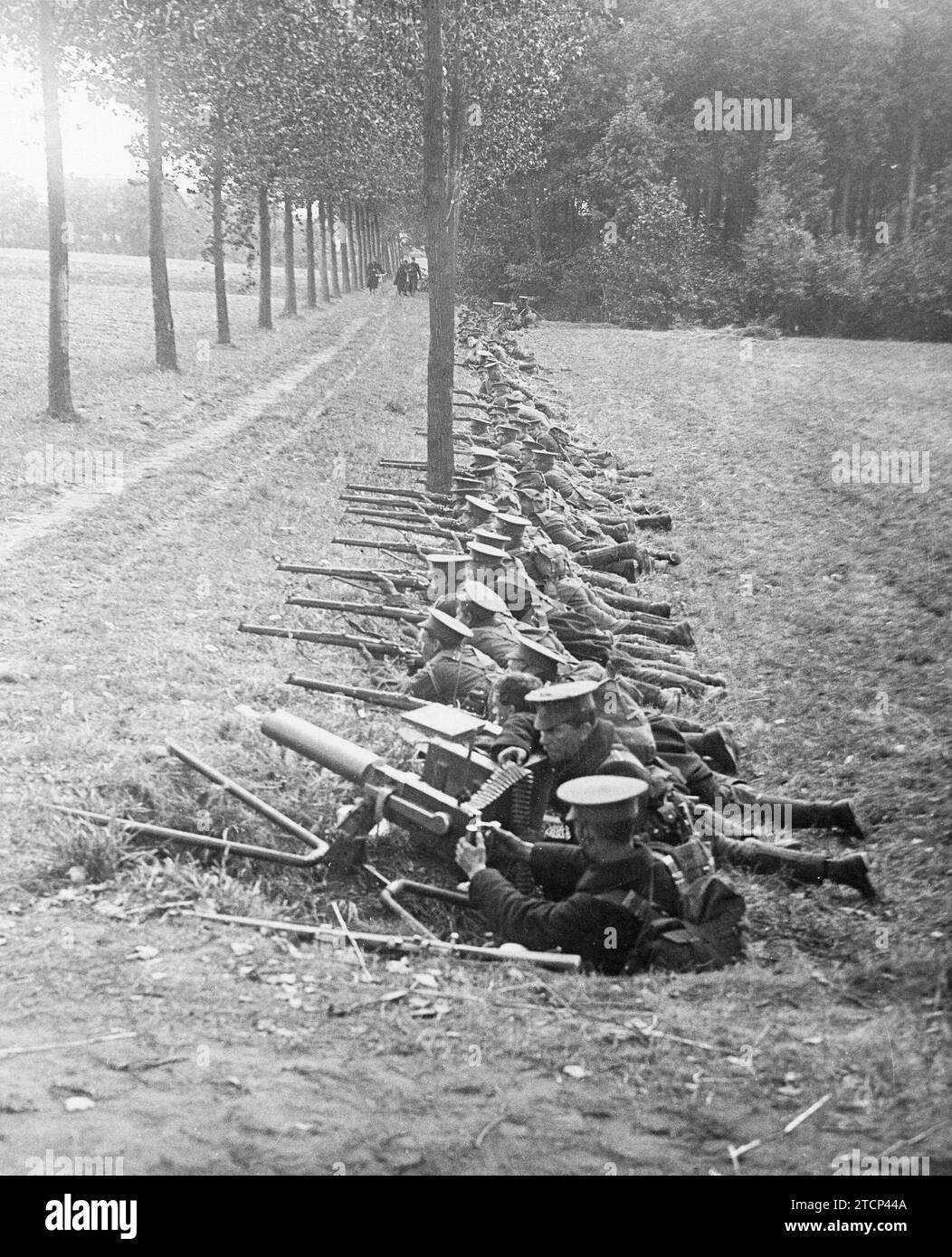 09/30/1914. The English in Antwerp. Forces of the Naval brigade, with a