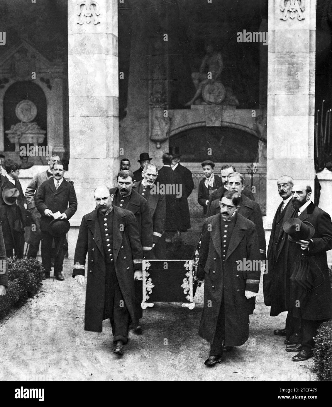 04/26/1912. Yesterday afternoon's ceremony in Madrid. Ushers of the Congress and the Senao Taking to the pantheon of Illustrious Men the Remains of those To Whom this tribute was paid yesterday. Credit: Album / Archivo ABC / Francisco Goñi Stock Photo