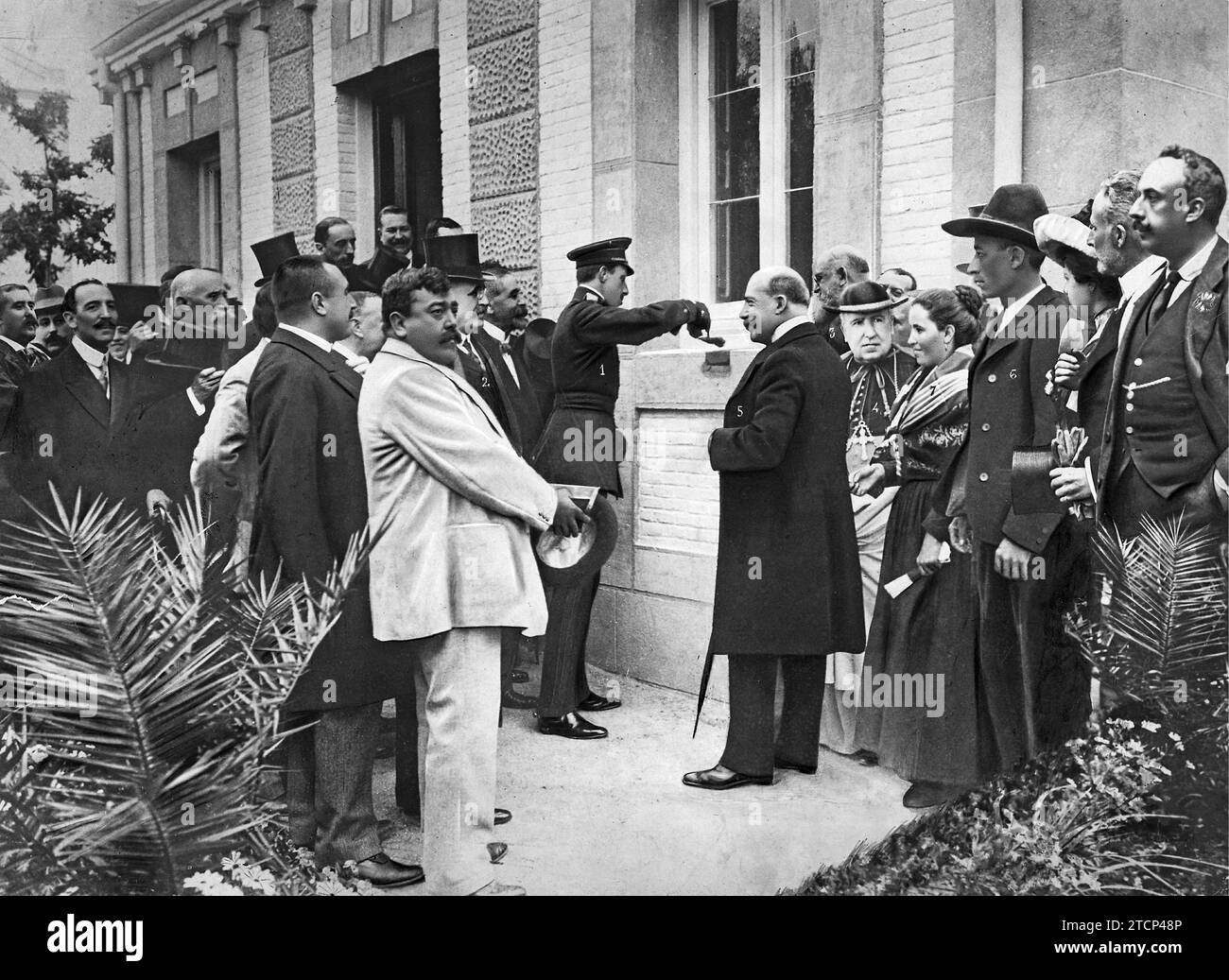 05/17/1912. Solemn delivery of the first ABC Worker House - His Majesty the King Laying the Last Stone of the Building, the President of the Council, Mr. Canalejas (2), the Minister of the Government Mr. Barroso (3), the Bishop of Madrid Alcalá , Mr. José María Salvador y Barrera (4) who blessed the House, the director Torcuato Luca de Tena (5), the worker Juan Suárez Cardador (6), who was blessed with the house accompanied by his wife Petra Díaz Martínez (7 ). Credit: Album / Archivo ABC / Francisco Goñi Stock Photo