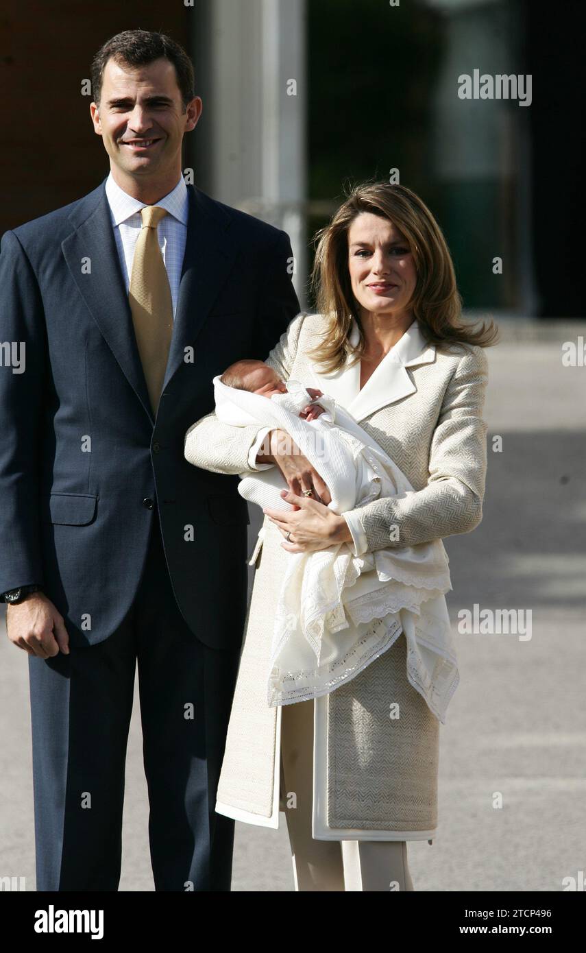 11/06/2005. madrid 7-11-05.-the princes of asturias and their firstborn infanta leonor pose for the press at the entrance of the ruber international clinic.-photo ernesto acute.archdc. Credit: Album / Archivo ABC / Ernesto Agudo Stock Photo