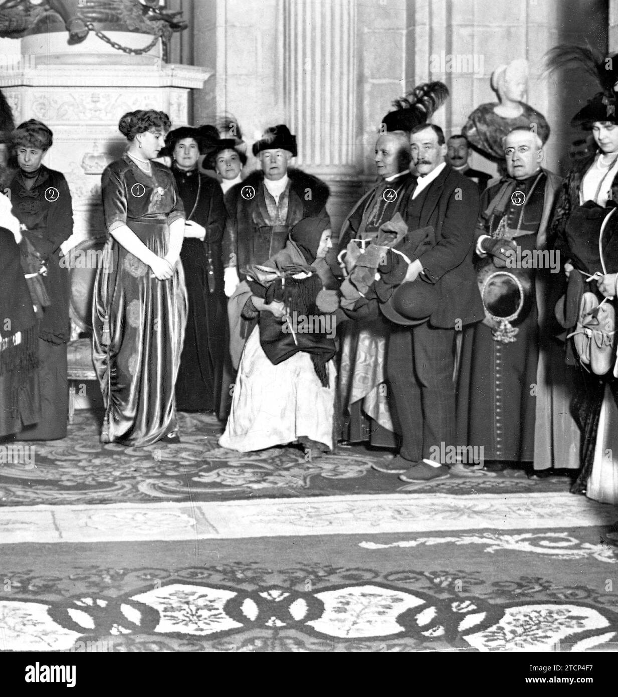 12/18/1913. Distribution of Clothes in the Palace. YE. Queen Victoria Eugenia (1), Queen María Cristina (2), HRH Infanta Isabel (3), the SS Nuncio (4), and the Bishop of Madrid-Alcalá (5), during the ceremony distribution of Clothes to the Poor, Verified yesterday afternoon. Credit: Album / Archivo ABC / José Zegri Stock Photo