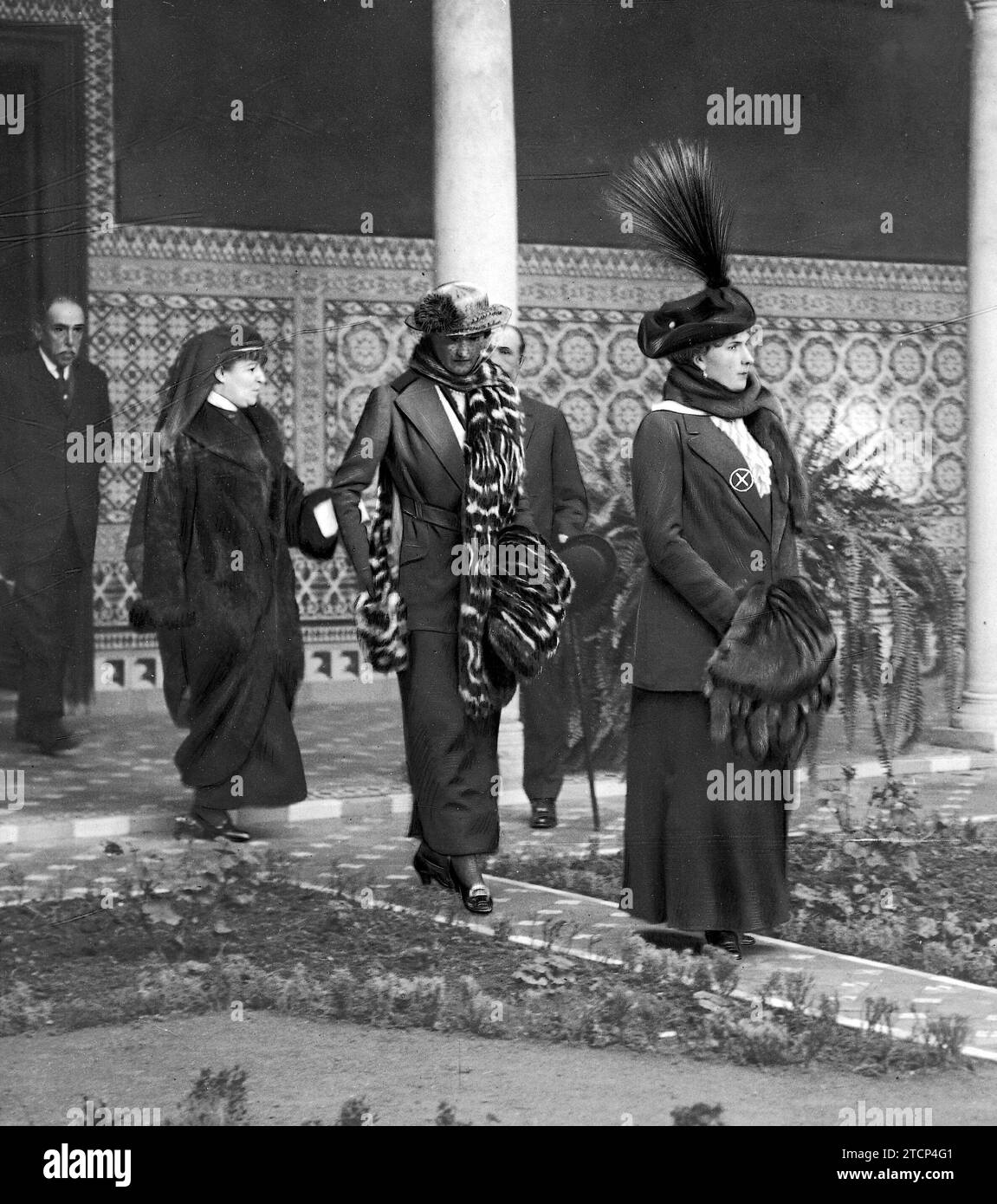 02/01/1914. The Kings in Seville. HM Queen Victoria Eugenia (X) with the Princess of Metternich. Visiting the patio of the provincial museum of paintings. Credit: Album / Archivo ABC / Juan Barrera Stock Photo