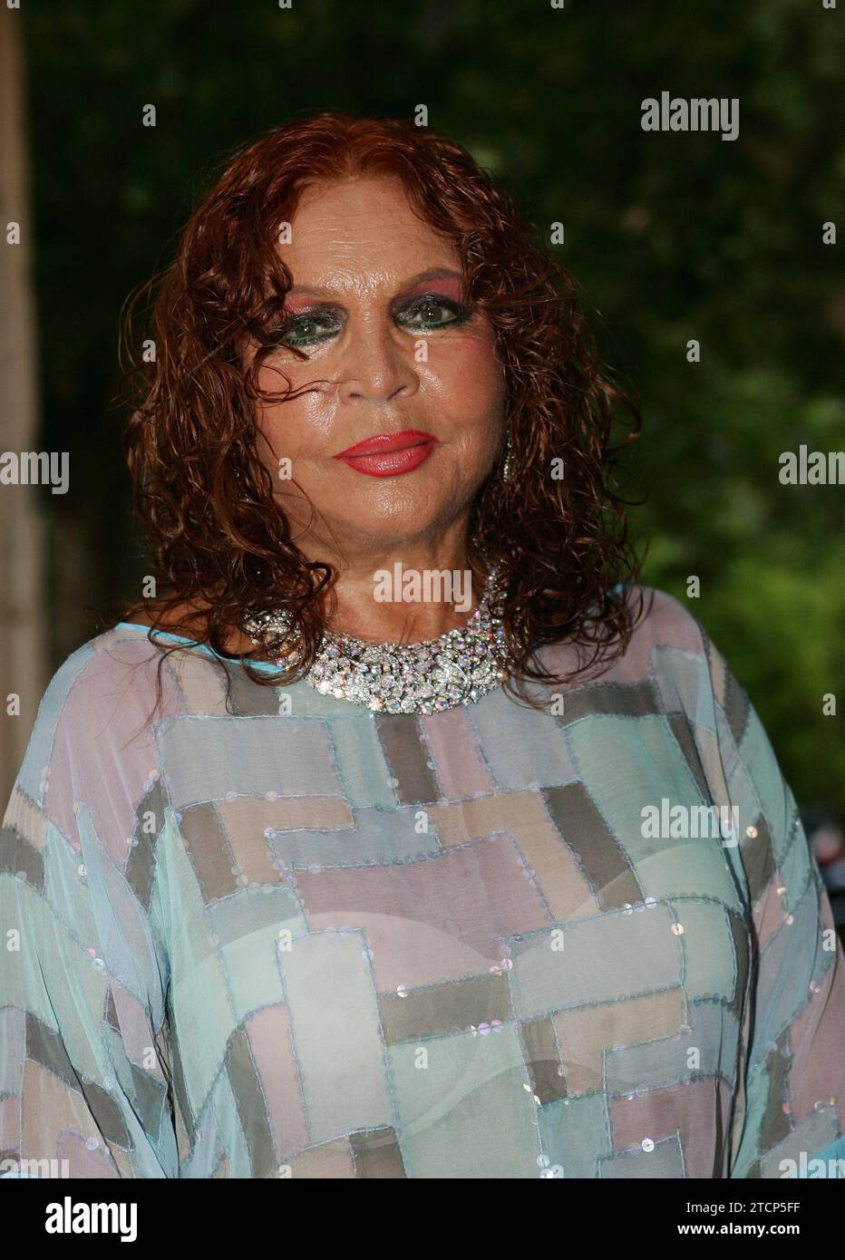 07/29/2005. Sara Montiel attends a wedding in the town of Puigpunyent; In  the image he poses at the door of the church. Credit: Album / Archivo ABC /  Ernesto Agudo Stock Photo - Alamy