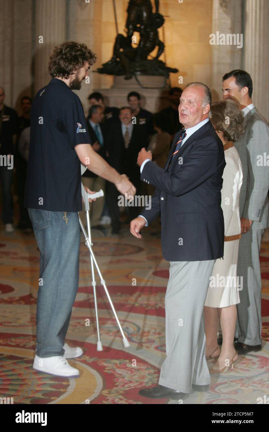 09/04/2006. 05-09-06-Madrid. Royal Palace. Their Majesties the Kings and Princes of Asturias. In audience with the Spanish Basketball Team that was proclaimed World Champion this Sunday in Japan.- Photo. Chema Barroso.-Archdc.- in the image Pau and the King. Credit: Album / Archivo ABC / José María Barroso Stock Photo