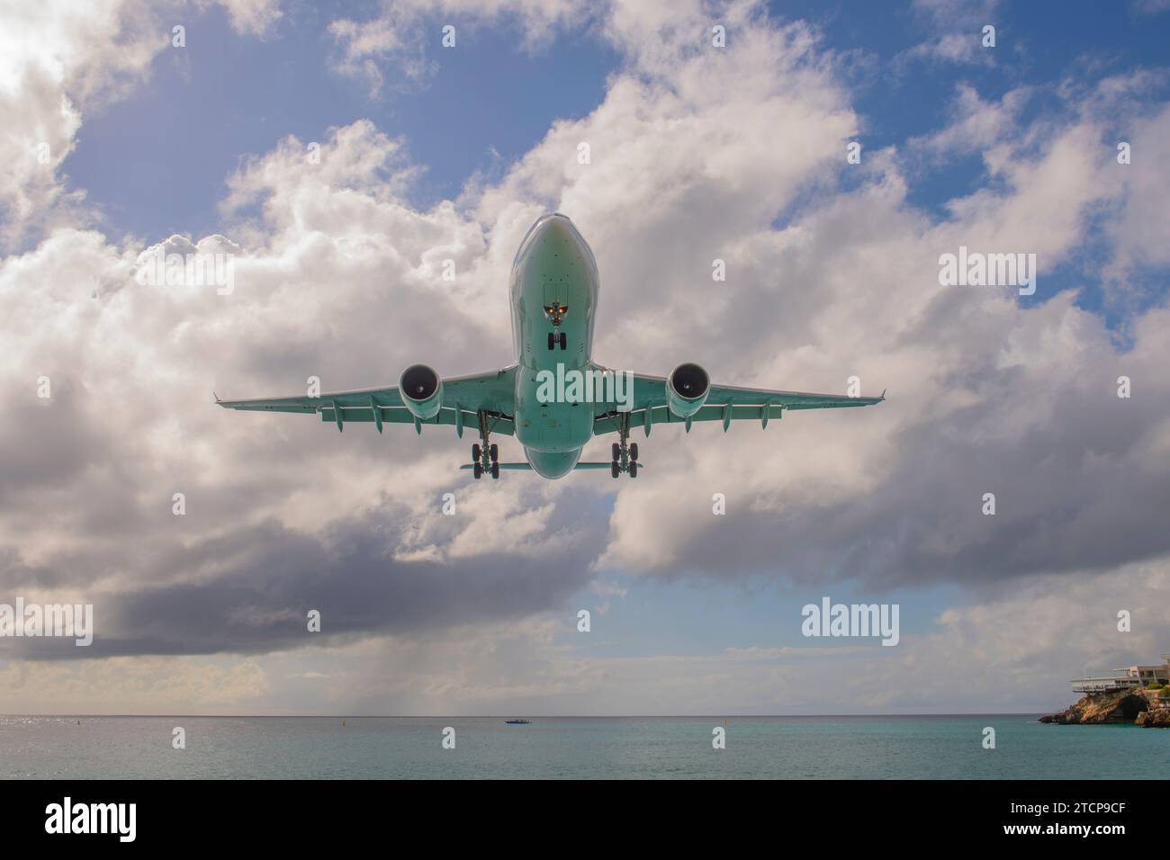Large jet aircraft hi-res stock photography and images - Alamy