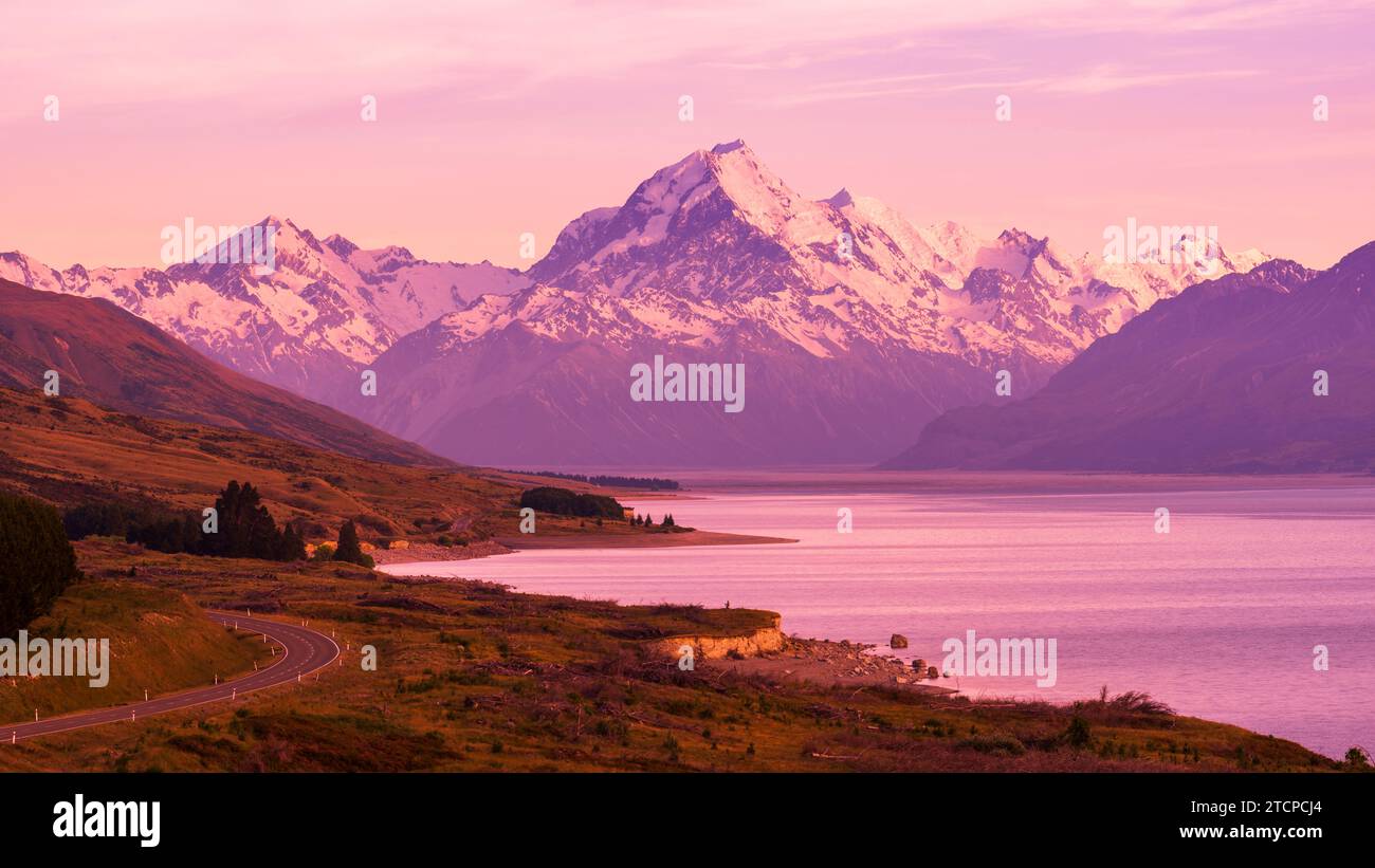 Mount Cook above Lake Pukaki, Aoraki Mount Cook National Park, South