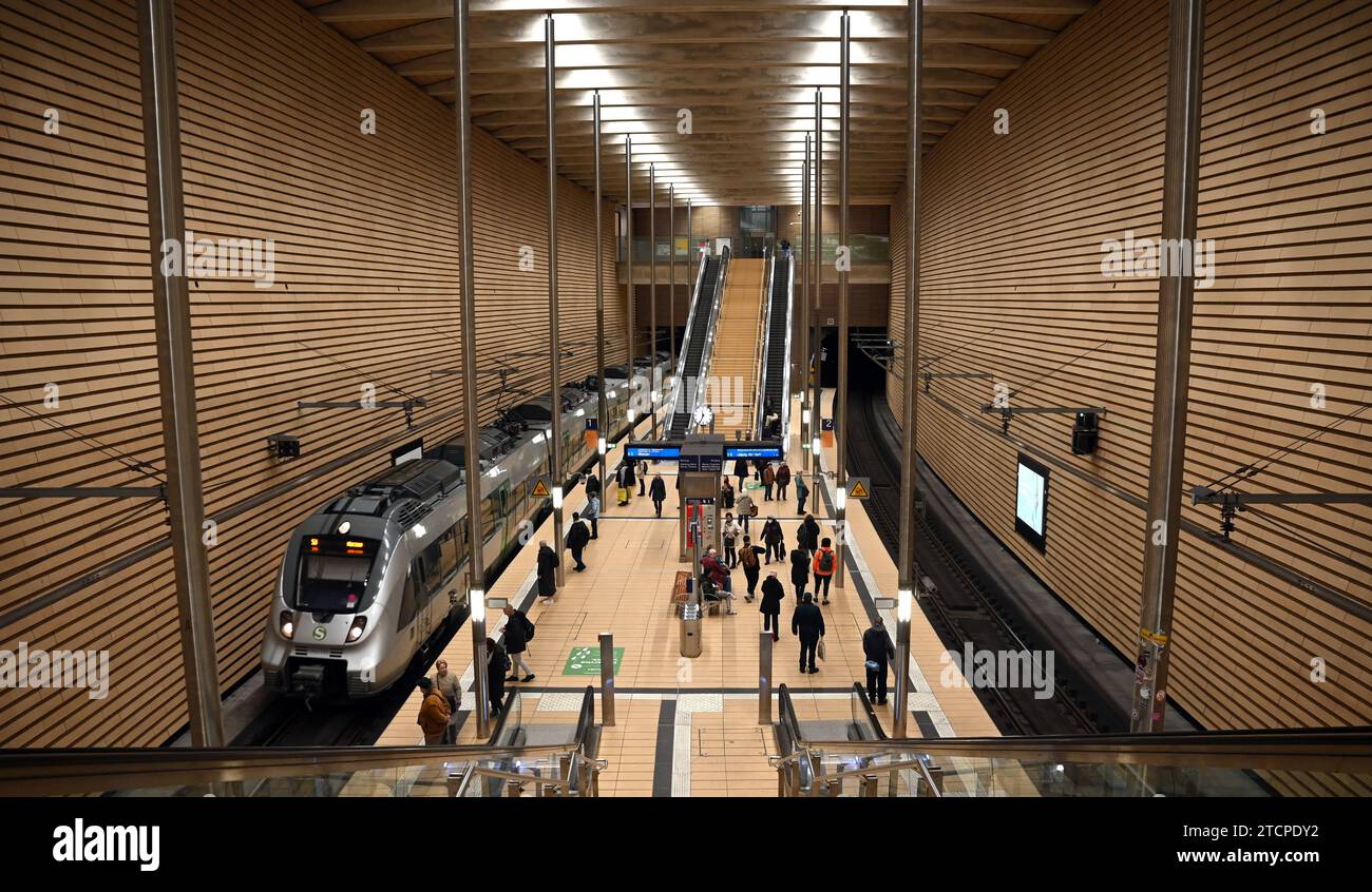 Leipzig, Germany. 12th Dec, 2023. An SBahn train enters the Markt