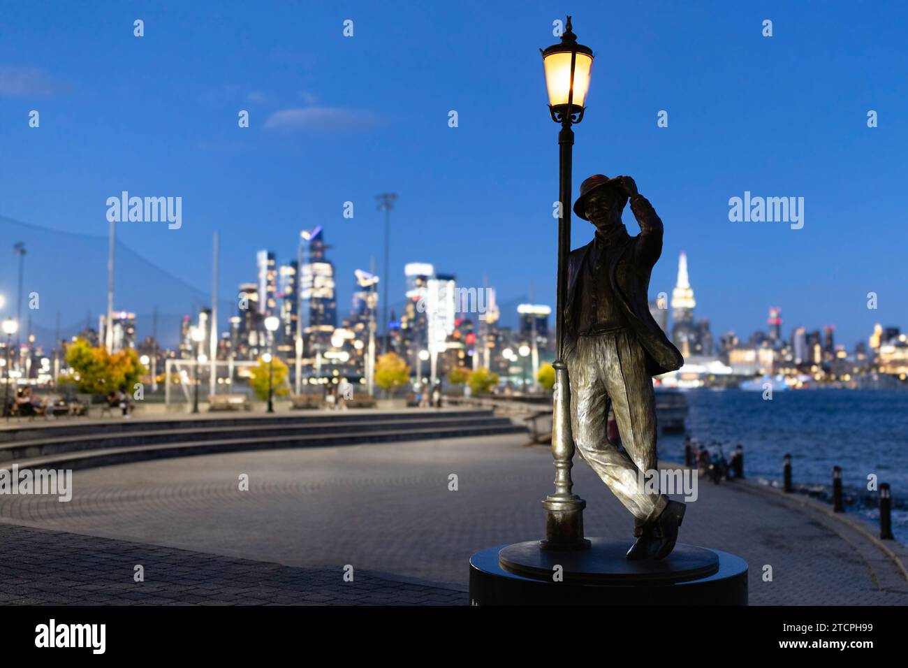 Frank Sinatra's Sculpture on the Hoboken Waterfront at Night with Manhattan Skyline at Night, New Jersey Stock Photo