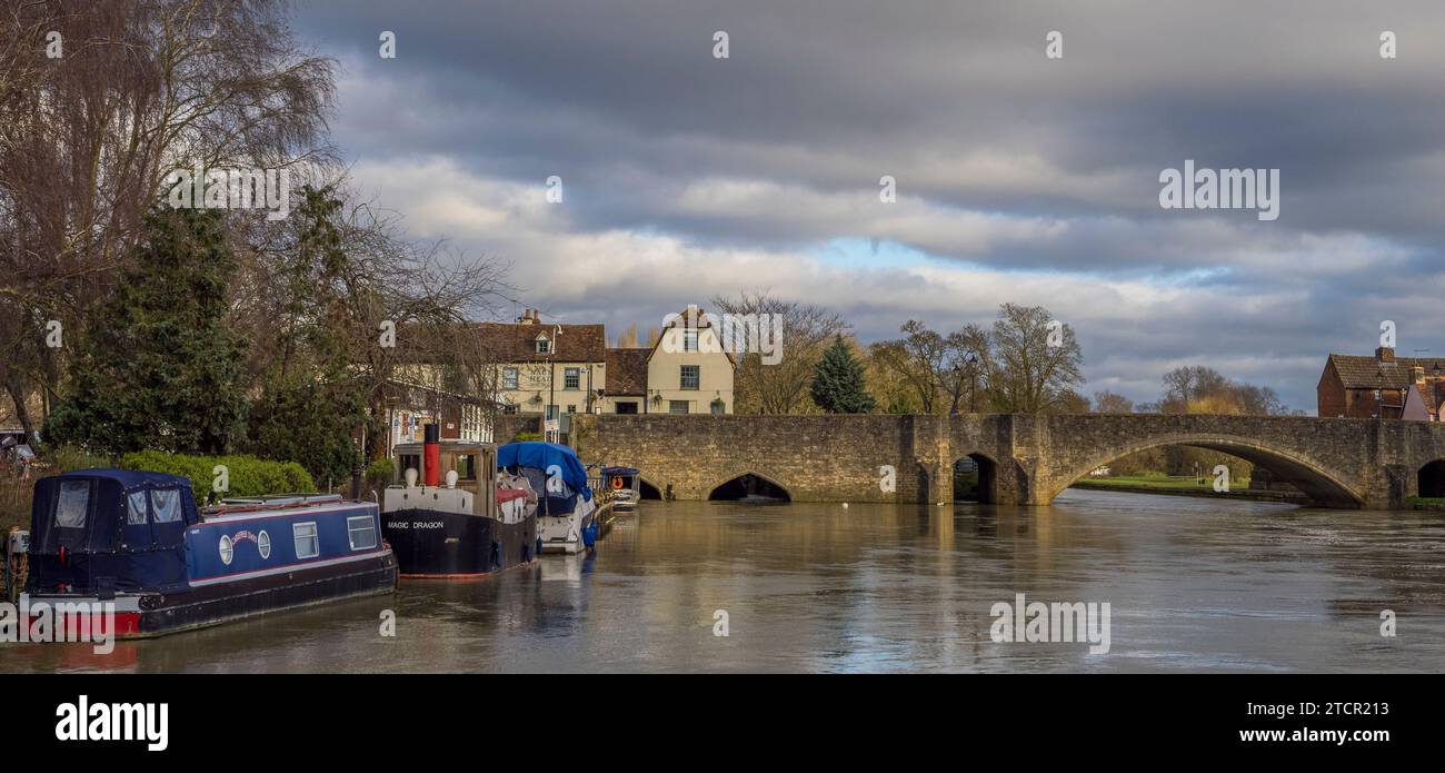 Winter Landscape, Abingdon Bridge and Boats, River Thames, Abingdon-on-Thames, Oxfordshire, England, UK, GB. Stock Photo