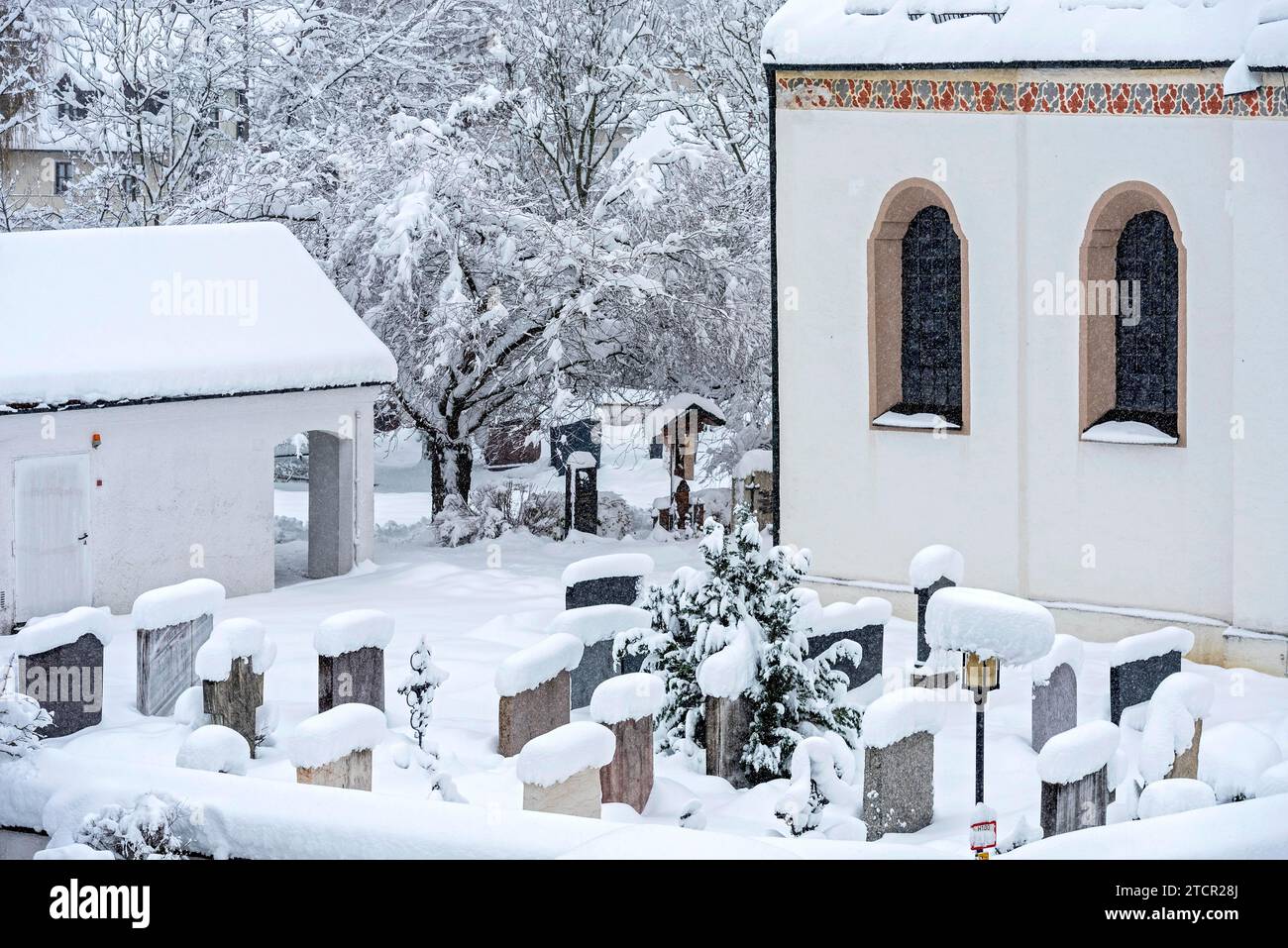 Cemetery at St Martin's parish church, late Middle Ages, snowed in, fresh snow, heavy snowfall, snow chaos, onset of winter, Marzling, Freising Stock Photo