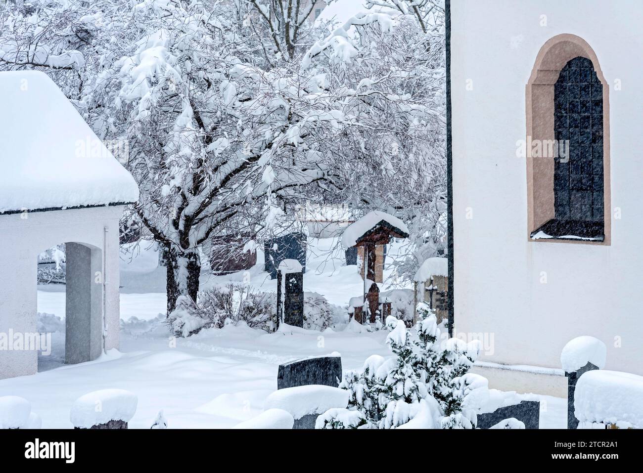 Cemetery at St Martin's parish church, late Middle Ages, snowed in, fresh snow, heavy snowfall, snow chaos, onset of winter, Marzling, Freising Stock Photo