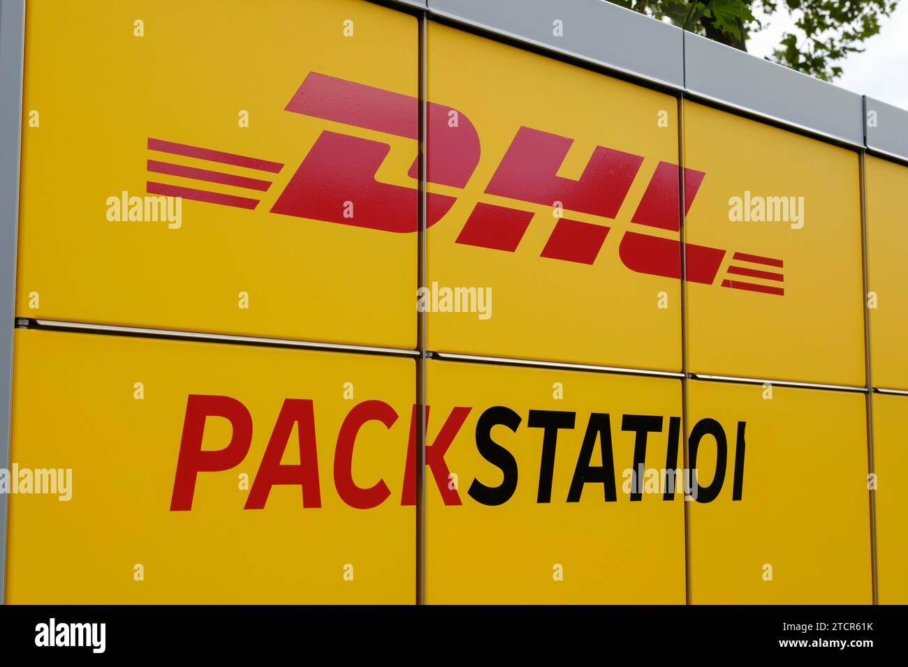 Dhl parcel hires stock photography and images Alamy