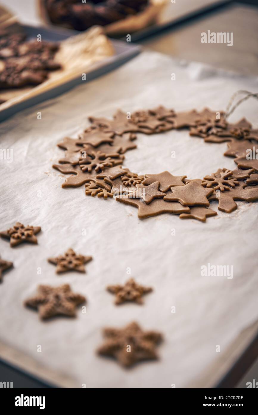 https://c8.alamy.com/comp/2TCR7RE/raw-gingerbread-cookie-wreath-on-baking-paper-2TCR7RE.jpg