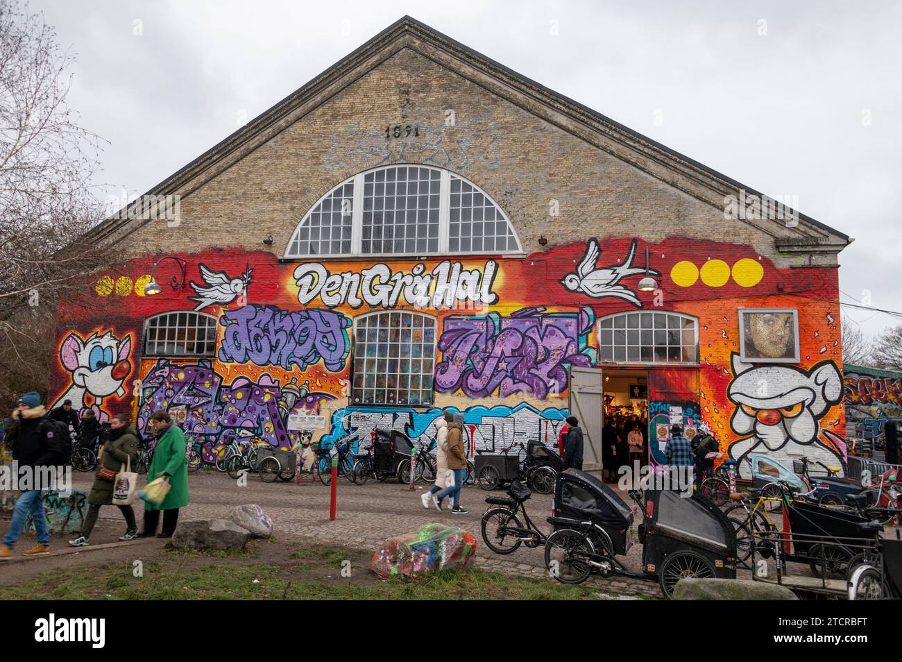 The undercover market at Christiania, a former army barracks, and Hippy colony is a commune in the neighbourhood of Christainshavn of Copenhagen in De Stock Photo