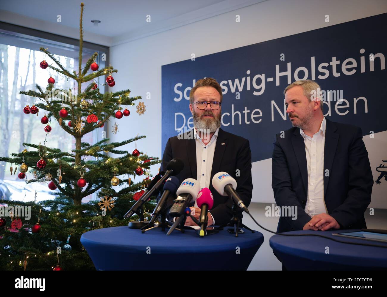 Kiel, Germany. 14th Dec, 2023. Claus Ruhe Madsen (non-party, l), Minister for Economic Affairs, Transport, Employment, Technology and Tourism in Schleswig-Holstein, and Torsten Reh, Chairman of Regional Management North at DB Regio, at a press conference at the Ministry of Transport. In recent weeks, Deutsche Bahn has repeatedly experienced problems on the central network in Schleswig-Holstein. Credit: Christian Charisius/dpa/Alamy Live News Stock Photo