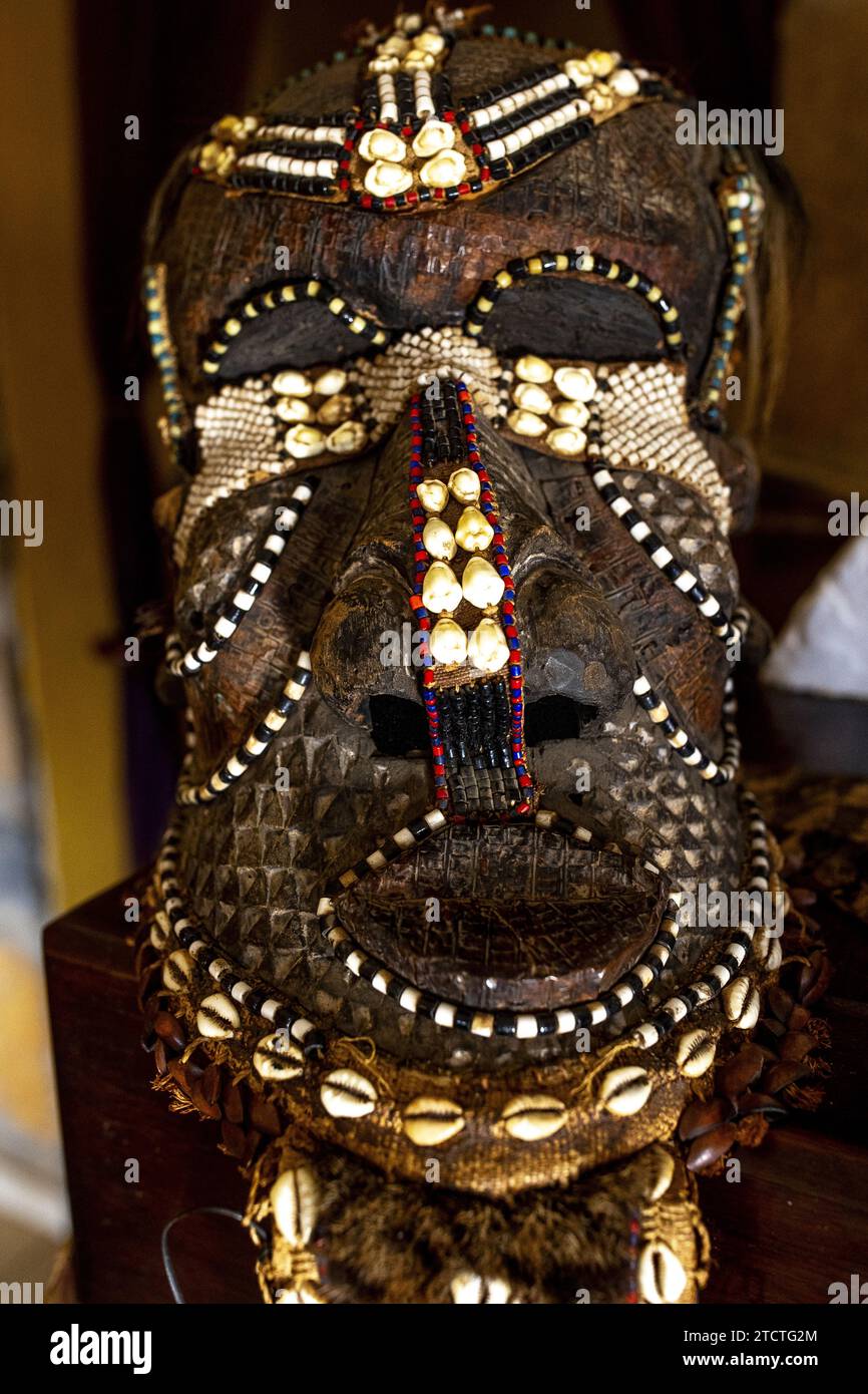 Congolese mask hi-res stock photography and images - Alamy