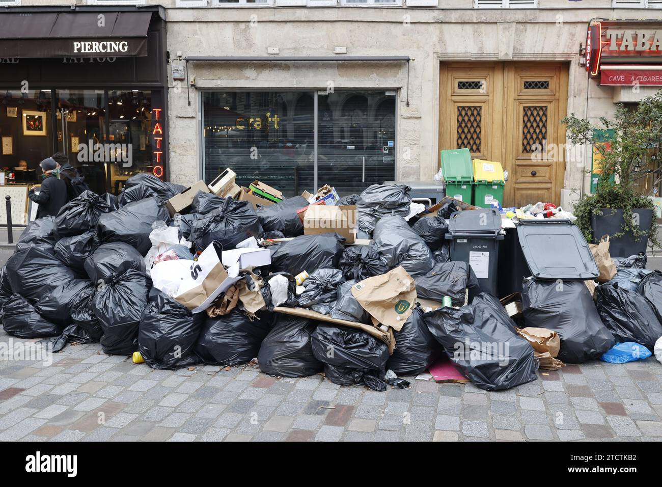 Garbage piling up during a trash collectors‰Ûª strike in Paris, France ...