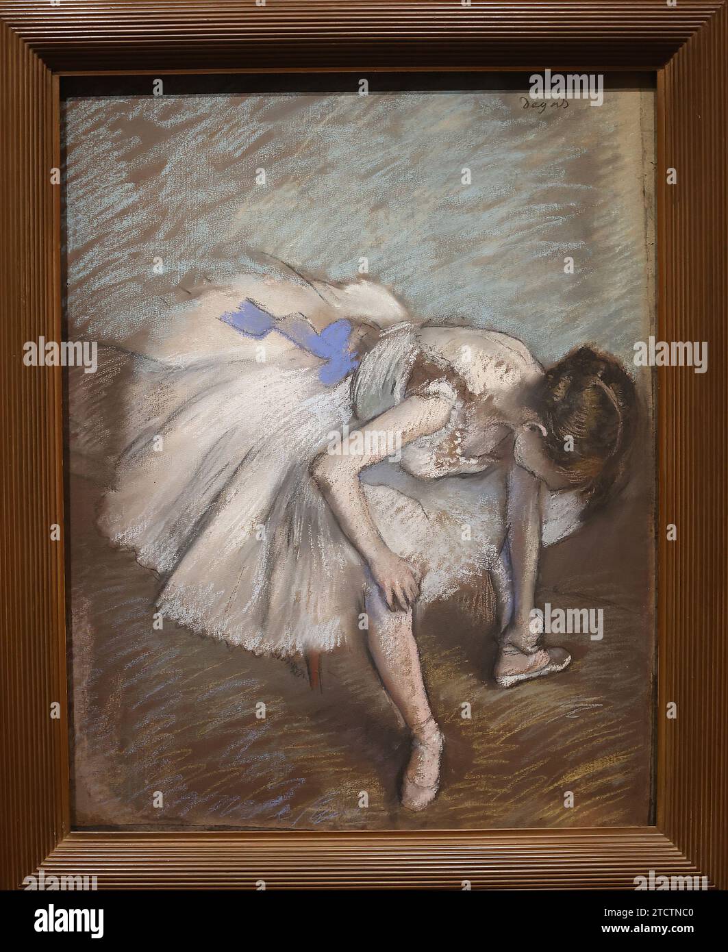 Orsay Museum, Paris, France Dancer bent forward, massaging her left foot c.1881-1883 pastel on paper Stock Photo