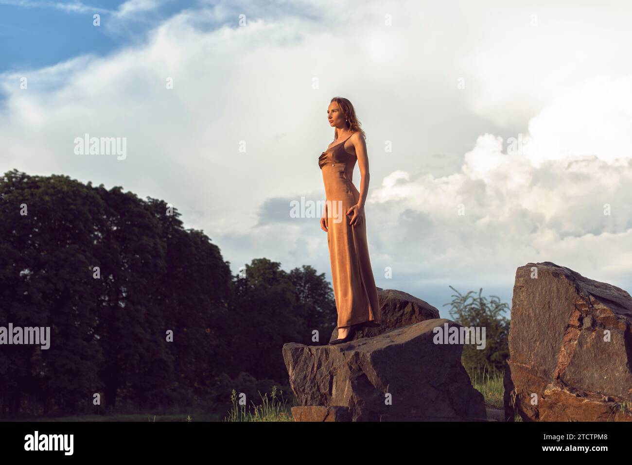 Pretty lady woman park mountain hi-res stock photography and images - Alamy