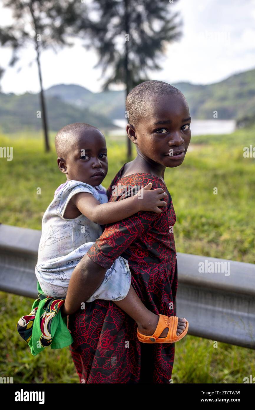 Siblings Rwanda Porter sur le dos hi-res stock photography and images - Alamy