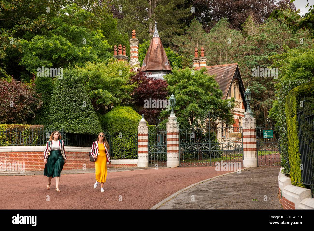 UK, England, Oxfordshire, Henley on Thames, Gravel Hill, gates to Friar Park, George Harrison family home Stock Photo