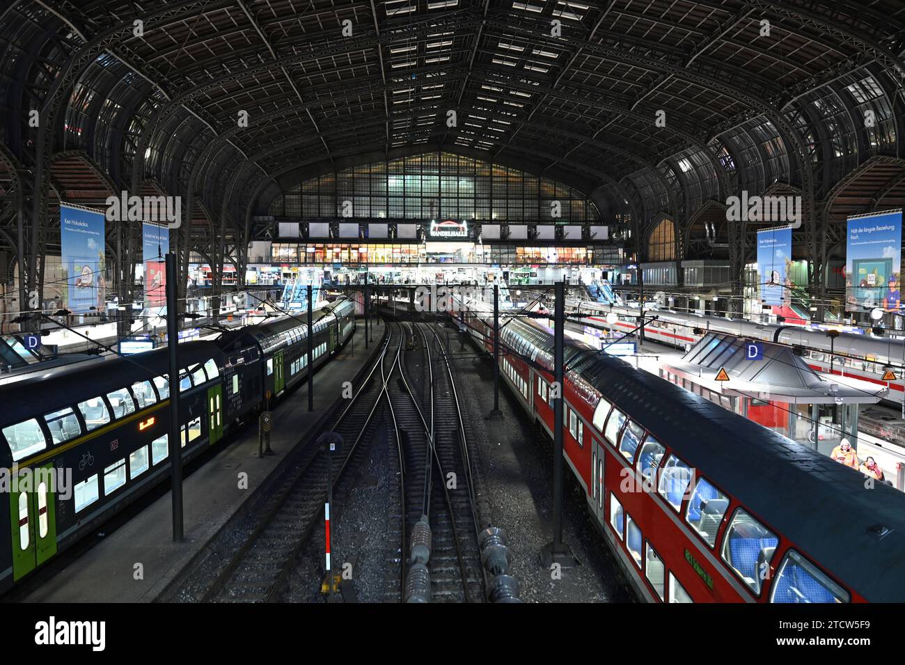 the-main-train-station-in-hamburg-germany-stock-photo-alamy
