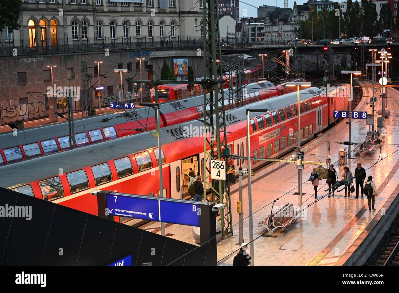 the-main-train-station-in-hamburg-germany-stock-photo-alamy