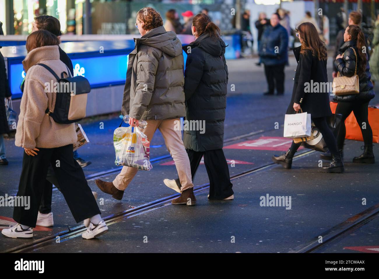 Düsseldorf 14.12.2023 Schadowstraße Einkaufsstrasse Hystreet Einkaufsstraße Shoppingmeile Einkaufsmeile Einkaufen Einzelhandel Fussgängerzone Einkaufsbummel Einkaufstasche Einkaufstaschen Einkauftasche Einkauftaschen Einkaufstraße Einkaufstrasse Modemeile Menschenmasse Menschenmenge Inflation Bürgergeld Winterpandemie Coronainfektion Covidinfektion Grippewelle DM Drogeriemarkt Mango Düsseldorf Nordrhein-Westfalen Deutschland *** Düsseldorf 14 12 2023 Schadowstraße shopping street Hystreet shopping street shopping mile shopping mile shopping retail pedestrian zone shopping shopping stroll shopp Stock Photo