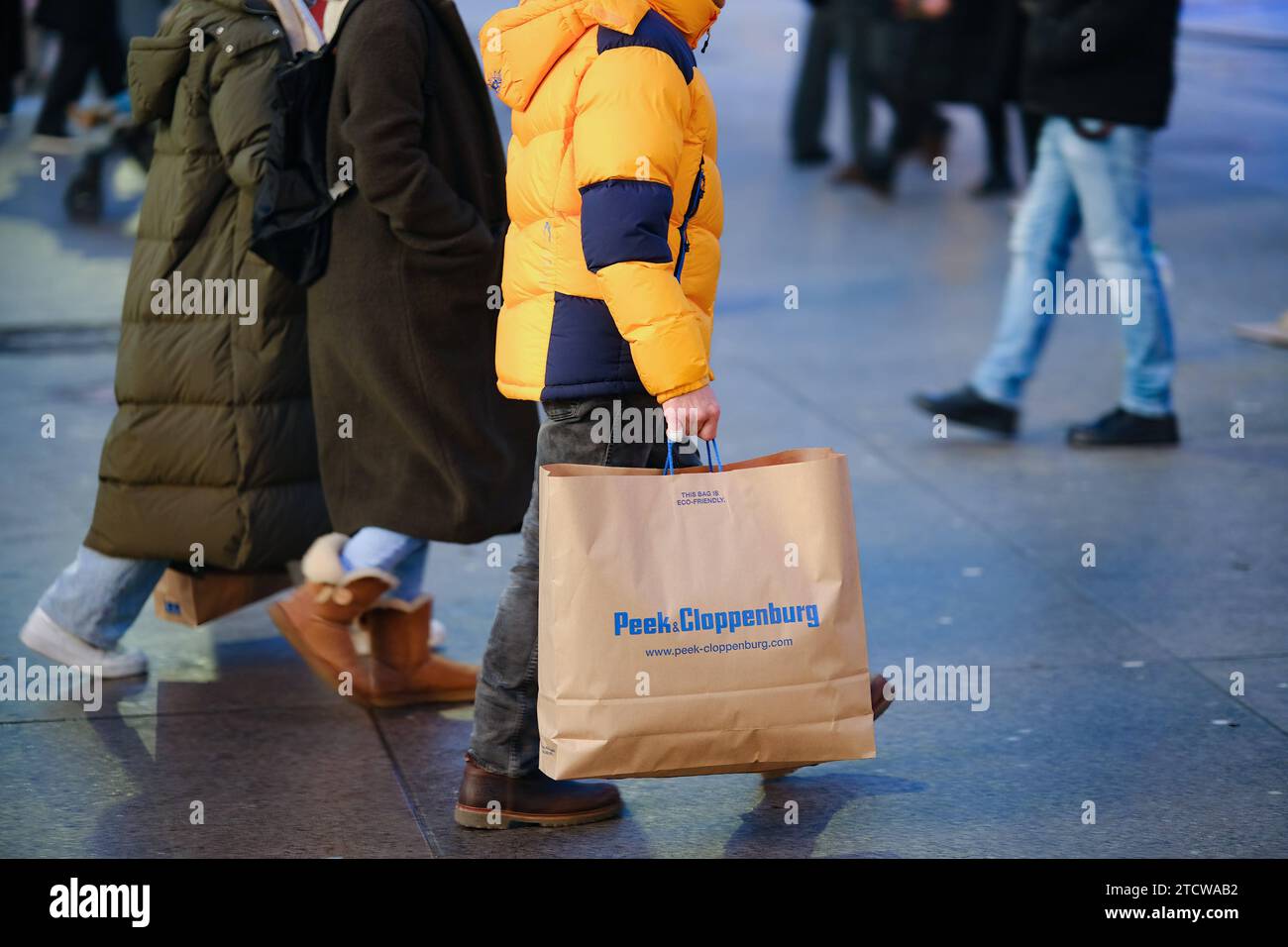 Düsseldorf 14.12.2023 Schadowstraße Einkaufsstrasse Hystreet Einkaufsstraße Shoppingmeile Einkaufsmeile Einkaufen Einzelhandel Fussgängerzone Einkaufsbummel Einkaufstasche Einkaufstaschen Einkauftasche Einkauftaschen Einkaufstraße Einkaufstrasse Modemeile Menschenmasse Menschenmenge Inflation Bürgergeld Winterpandemie Coronainfektion Covidinfektion Grippewelle Peek & Cloppenburg P&C PundC Modegeschäft Filiale PandC Düsseldorf Nordrhein-Westfalen Deutschland *** Düsseldorf 14 12 2023 Schadowstraße shopping street Hystreet shopping street shopping mile shopping mile shopping retail pedestrian zo Stock Photo