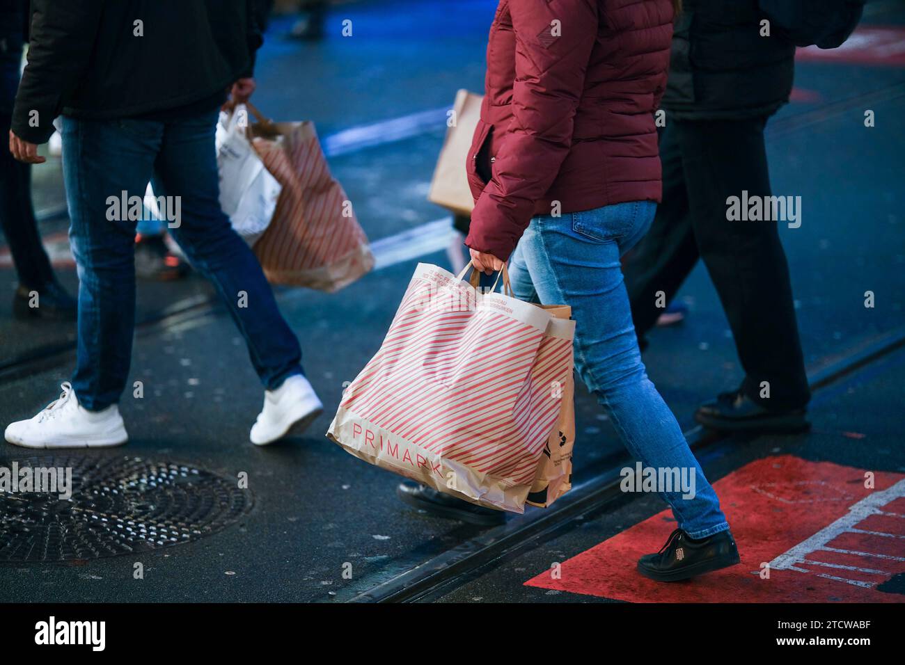 Düsseldorf 14.12.2023 Schadowstraße Einkaufsstrasse Hystreet Einkaufsstraße Shoppingmeile Einkaufsmeile Einkaufen Einzelhandel Fussgängerzone Einkaufsbummel Einkaufstasche Einkaufstaschen Einkauftasche Einkauftaschen Einkaufstraße Einkaufstrasse Modemeile Menschenmasse Menschenmenge Inflation Bürgergeld Winterpandemie Coronainfektion Covidinfektion Grippewelle Primark Düsseldorf Nordrhein-Westfalen Deutschland *** Düsseldorf 14 12 2023 Schadowstraße shopping street Hystreet shopping street shopping mile shopping mile shopping retail pedestrian zone shopping shopping stroll shopping bag shoppin Stock Photo