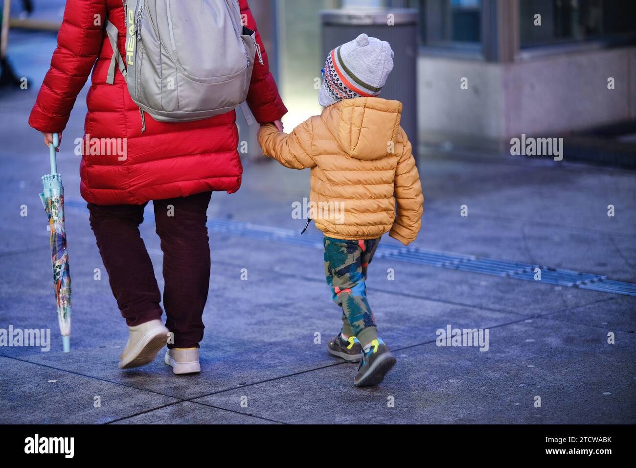 Düsseldorf 14.12.2023 Schadowstraße Einkaufsstrasse Hystreet Einkaufsstraße Shoppingmeile Einkaufsmeile Einkaufen Einzelhandel Fussgängerzone Einkaufsbummel Einkaufstasche Einkaufstaschen Einkauftasche Einkauftaschen Einkaufstraße Einkaufstrasse Modemeile Menschenmasse Menschenmenge Inflation Bürgergeld Winterpandemie Coronainfektion Covidinfektion Grippewelle Bevölkerungsdurchschnitt Diversität Diversity demografische Entwicklung Demografie Bevölkerungsdemografie Herbstpandemie Familie Mutter Kind Kleinkind Alterspyramide Rentenloch Nachwuchs Generationenkonflikt Kindergeld Rentensystem Alter Stock Photo