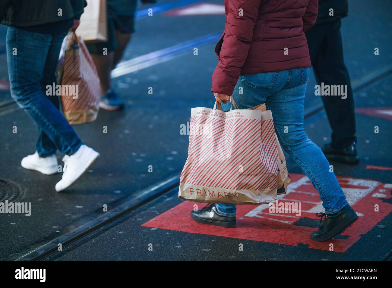 Düsseldorf 14.12.2023 Schadowstraße Einkaufsstrasse Hystreet Einkaufsstraße Shoppingmeile Einkaufsmeile Einkaufen Einzelhandel Fussgängerzone Einkaufsbummel Einkaufstasche Einkaufstaschen Einkauftasche Einkauftaschen Einkaufstraße Einkaufstrasse Modemeile Menschenmasse Menschenmenge Inflation Bürgergeld Winterpandemie Coronainfektion Covidinfektion Grippewelle Primark Düsseldorf Nordrhein-Westfalen Deutschland *** Düsseldorf 14 12 2023 Schadowstraße shopping street Hystreet shopping street shopping mile shopping mile shopping retail pedestrian zone shopping shopping stroll shopping bag shoppin Stock Photo