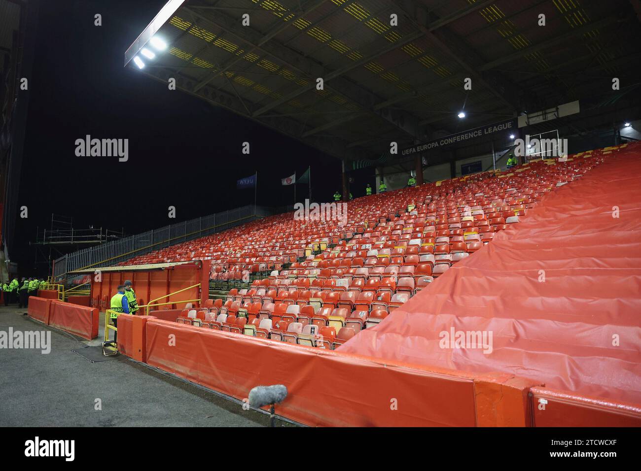 14.12.2023, Fussball UEFA Europa Conference League, Aberdeen FC - Eintracht Frankfurt, emonline, emspor, v.l., Leerer Gästeblock im Pittodrie Stadium in Aberdeen DFL/DFB REGULATIONS PROHIBIT ANY USE OF PHOTOGRAPHS AS IMAGE SEQUENCES AND/OR QUASI-VIDEO. xdcx Credit: dpa picture alliance/Alamy Live News Stock Photo