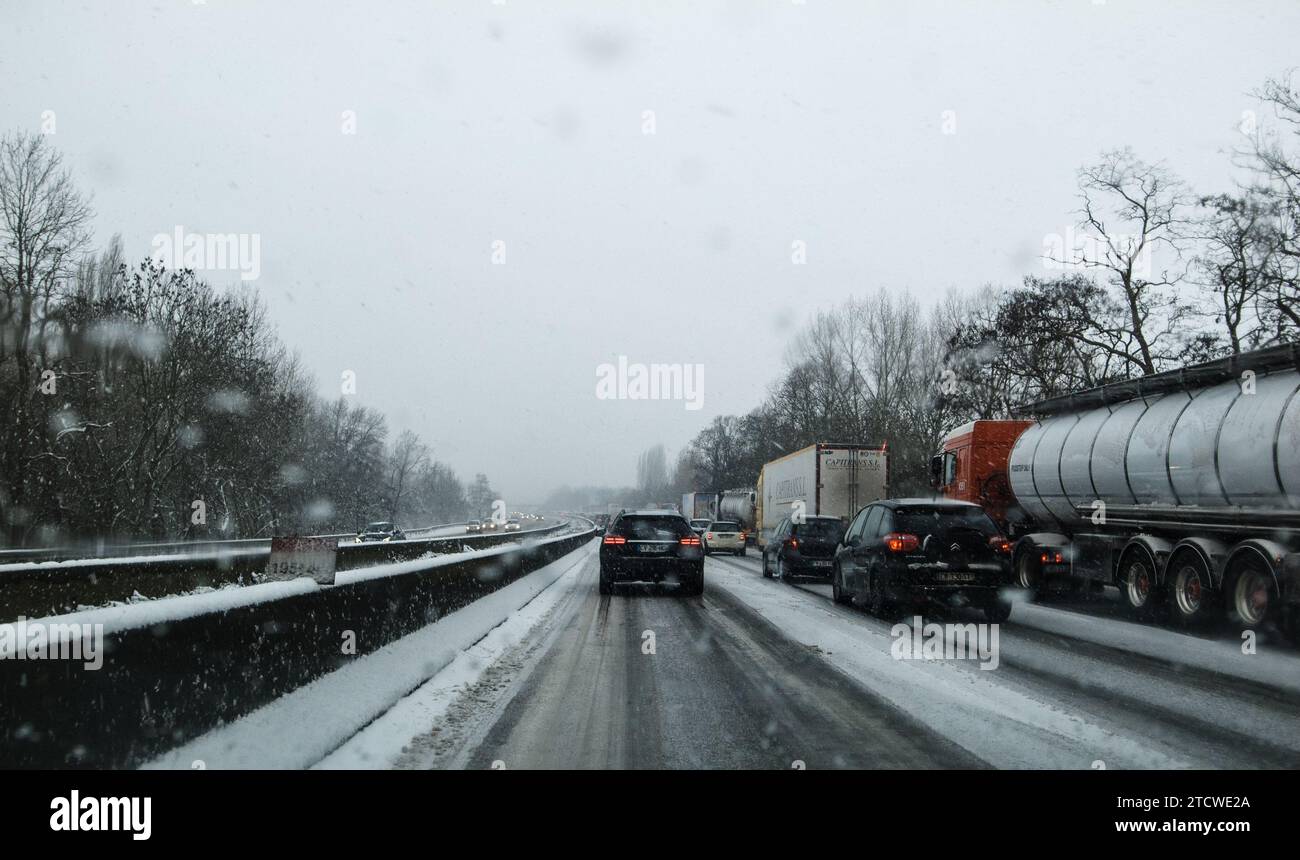 SNOW-COVERED HIGHWAY WITH A SLOW TRAFFIC - SNOWY ROAD - WINTER ROAD TRAFFIC - WEATHER © photography : F.BEAUMONT Stock Photo