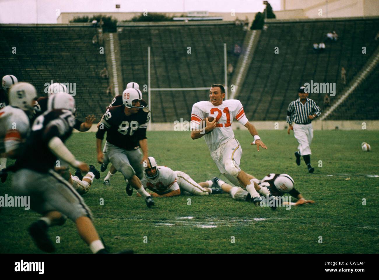 DALLAS, TX - SEPTEMBER 21:  An unidentified player of the Maryland Terrapins runs with the ball without his helmet after intercepting a pass during the game against the #2 ranked Texas A&M Aggies on September 21, 1957 at the Cotton Bowl in Dallas, Texas.  The Aggies defetead the Terrapins 21-13.  (Photo by Hy Peskin) Stock Photo