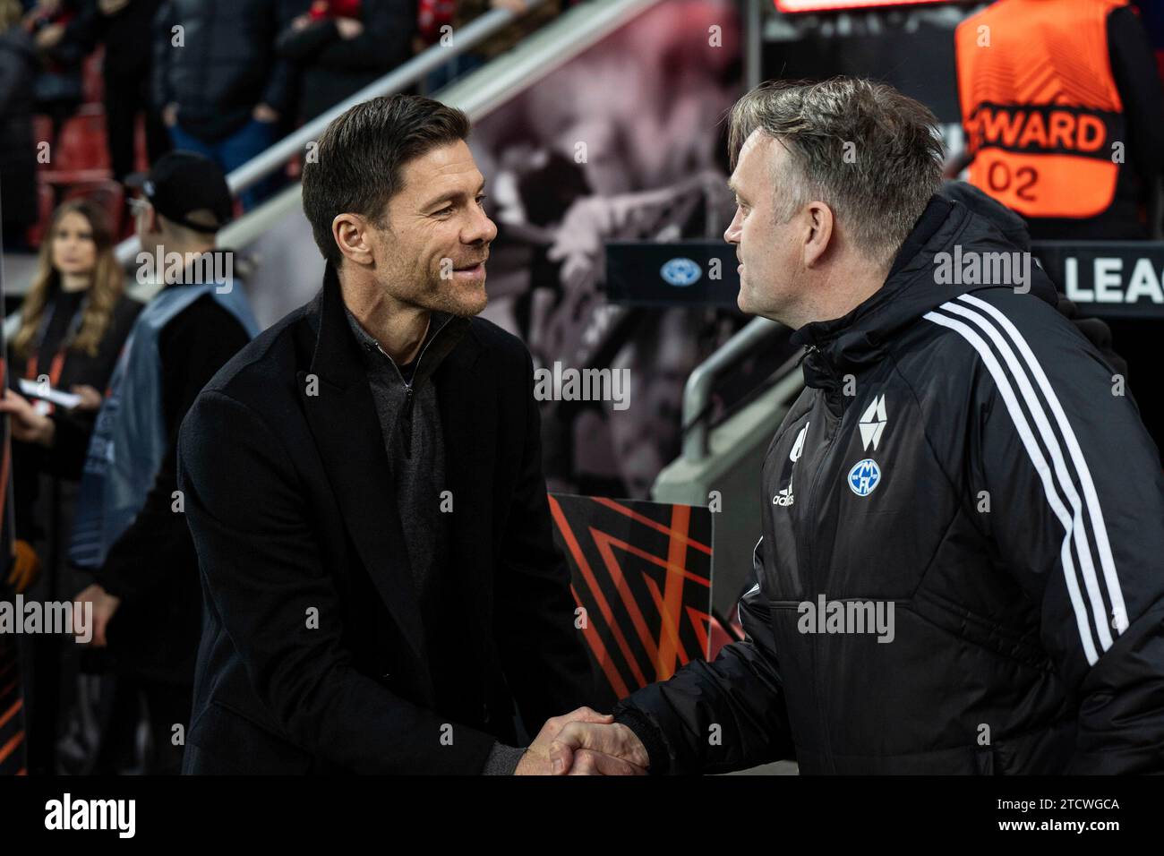 Leverkusen, Deutschland. 14th Dec, 2023. 14.12.2023, BayArena, Leverkusen, GER, UEFA Europa League 6 Spieltag, Bayer 04 Leverkusen vs Molde Fotballklubb Im Bild: Xabi Alonso (Chef-Trainer, Bayer 04 Leverkusen) und Erling Moe (Head-Coach/Chef-Trainer, Molde Fotballklubb) vor dem Spiel und geben sich die Hand Foto © nordphoto GmbH/Christian Schulze Credit: dpa/Alamy Live News Stock Photo