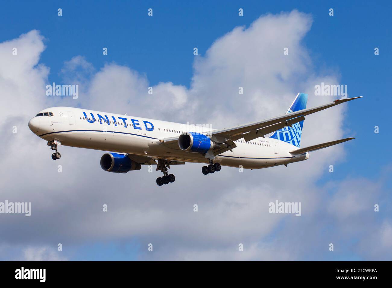 United Airlines Boeing 767 Arriving at Edinburgh Airport in Edinburgh, Scotland -  (Edinburgh EGPH) Stock Photo