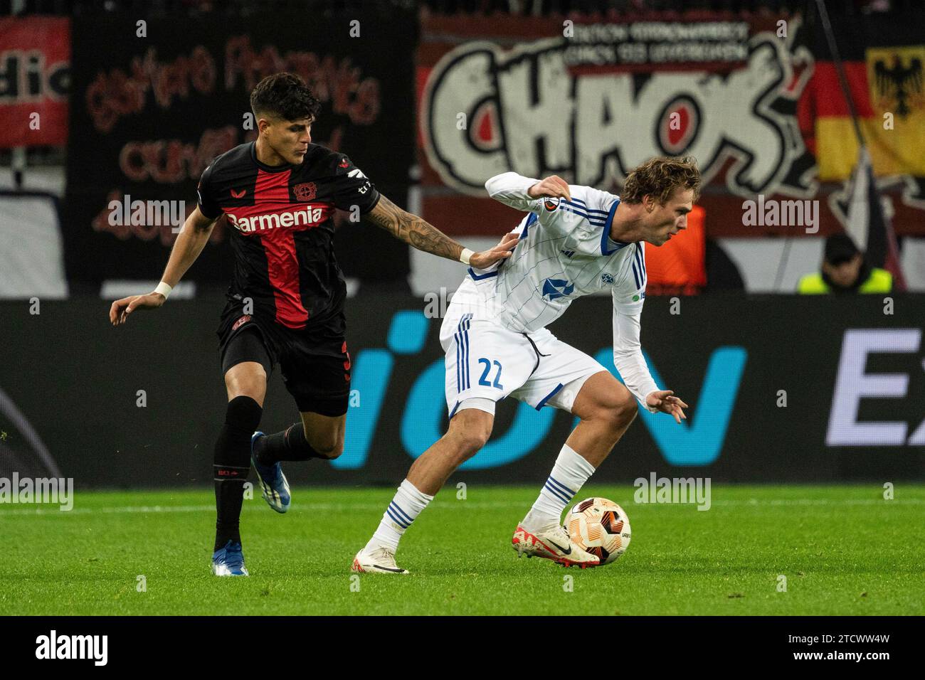 Leverkusen, Deutschland. 14th Dec, 2023. 14.12.2023, BayArena, Leverkusen, GER, UEFA Europa League 6 Spieltag, Bayer 04 Leverkusen vs Molde Fotballklubb Im Bild: Zweikampf zwischen Magnus Grødem/Grodem (Molde Fotballklubb, #22) und Piero Hincapie (Bayer 04 Leverkusen, #3) Foto © nordphoto GmbH/Christian Schulze Credit: dpa/Alamy Live News Stock Photo