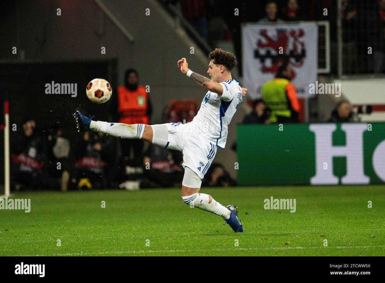 Leverkusen, Deutschland. 14th Dec, 2023. 14.12.2023, BayArena, Leverkusen, GER, UEFA Europa League 6 Spieltag, Bayer 04 Leverkusen vs Molde Fotballklubb Im Bild: Mathias Fjörtoft Lövik/Fjoertoft Loevik (Molde Fotballklubb, #31) Einzelaktion; Ganzkörper/Ganzkoerper ; Ball am Fuss; Foto © nordphoto GmbH/Christian Schulze Credit: dpa/Alamy Live News Stock Photo