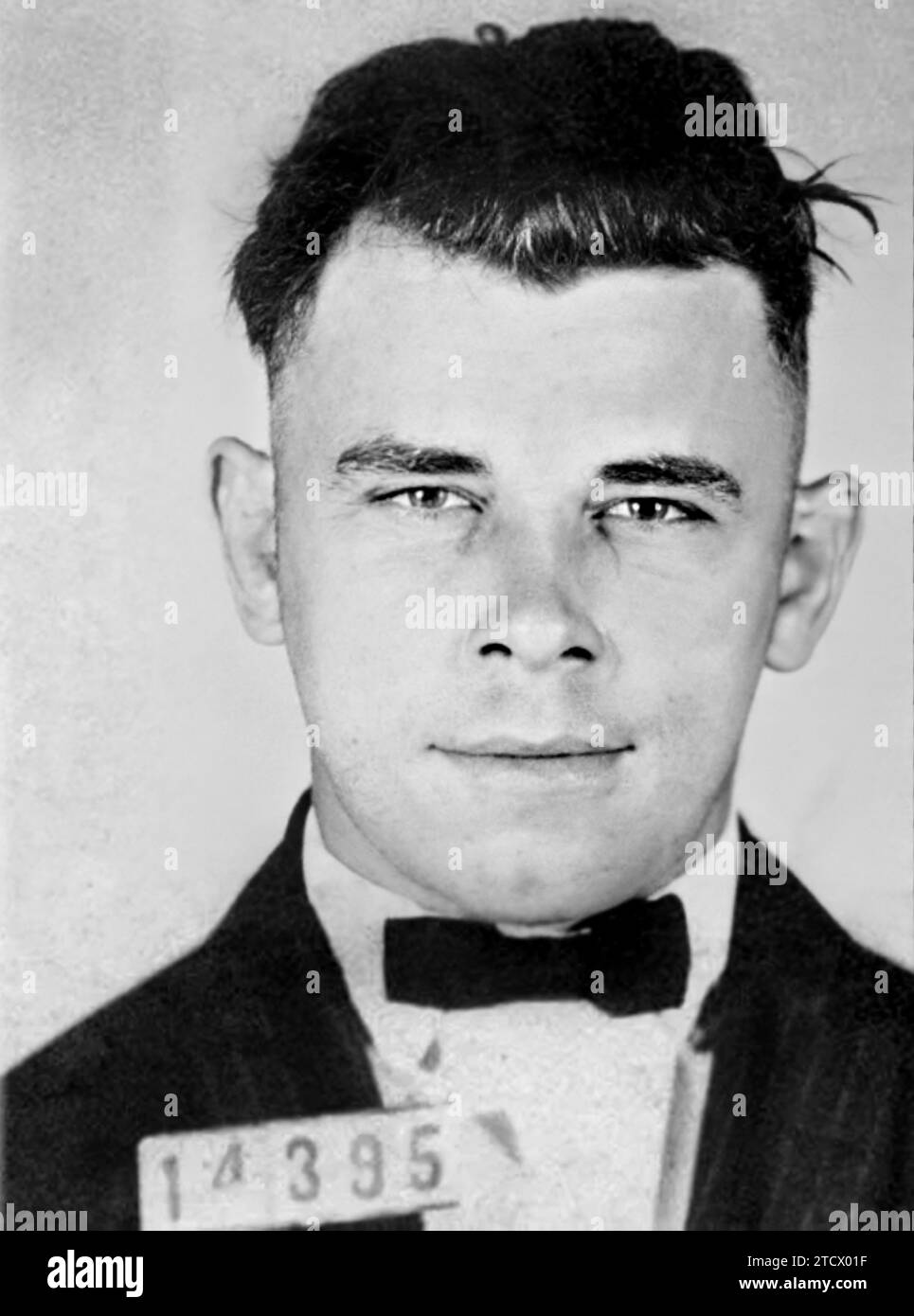 1926 ca , USA : The american gangster JOHN Herbert DILLINGER ( 1902 - 1934 ) mugshot , killed by FBI during a fire fighting .  - HISTORY - FOTO STORICHE - MUG SHOT - MUG-SHOT - FOTO SEGNALETICA - CRIMINE - CRIMINALE - CRIME - ASSASSINO - CRIMINAL - KILLER - Gangstern - portrait - cravatta - tie bow - papillon  - rapinatore di banche - RICERCATO - BANDITO - GANGSTERN - proibizionismo ---  Archivio GBB Stock Photo