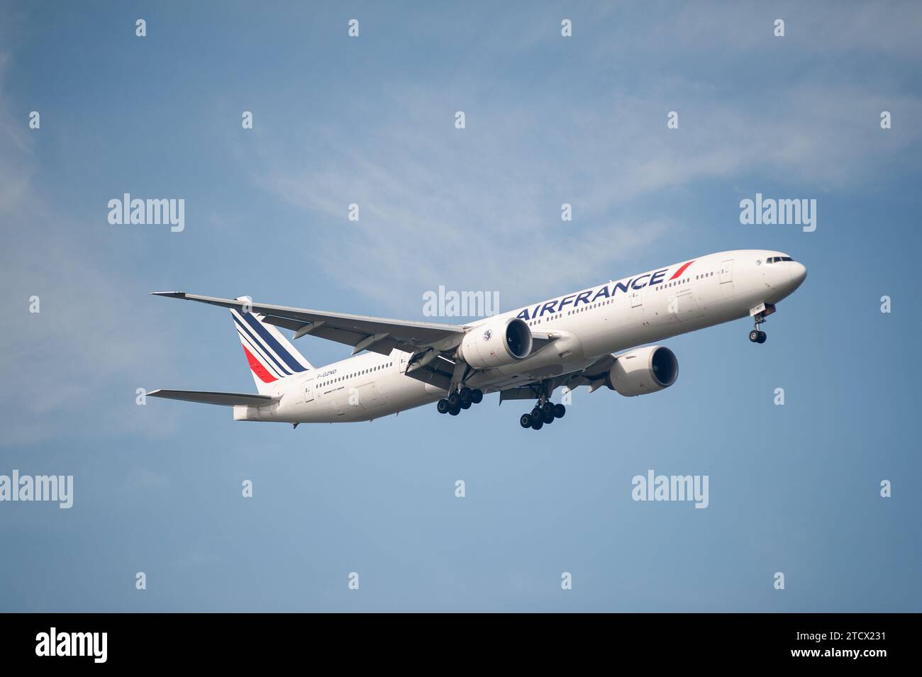 26.07.2023, Singapore, Republic of Singapore, Asia - An Air France Boeing 777-300ER passenger aircraft approaches Changi Airport for landing. Stock Photo