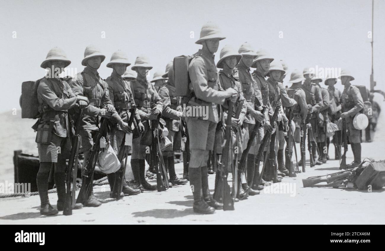 Royal Engineer soldiers in tropical dress and full marching order, c. early 1930s. Stock Photo