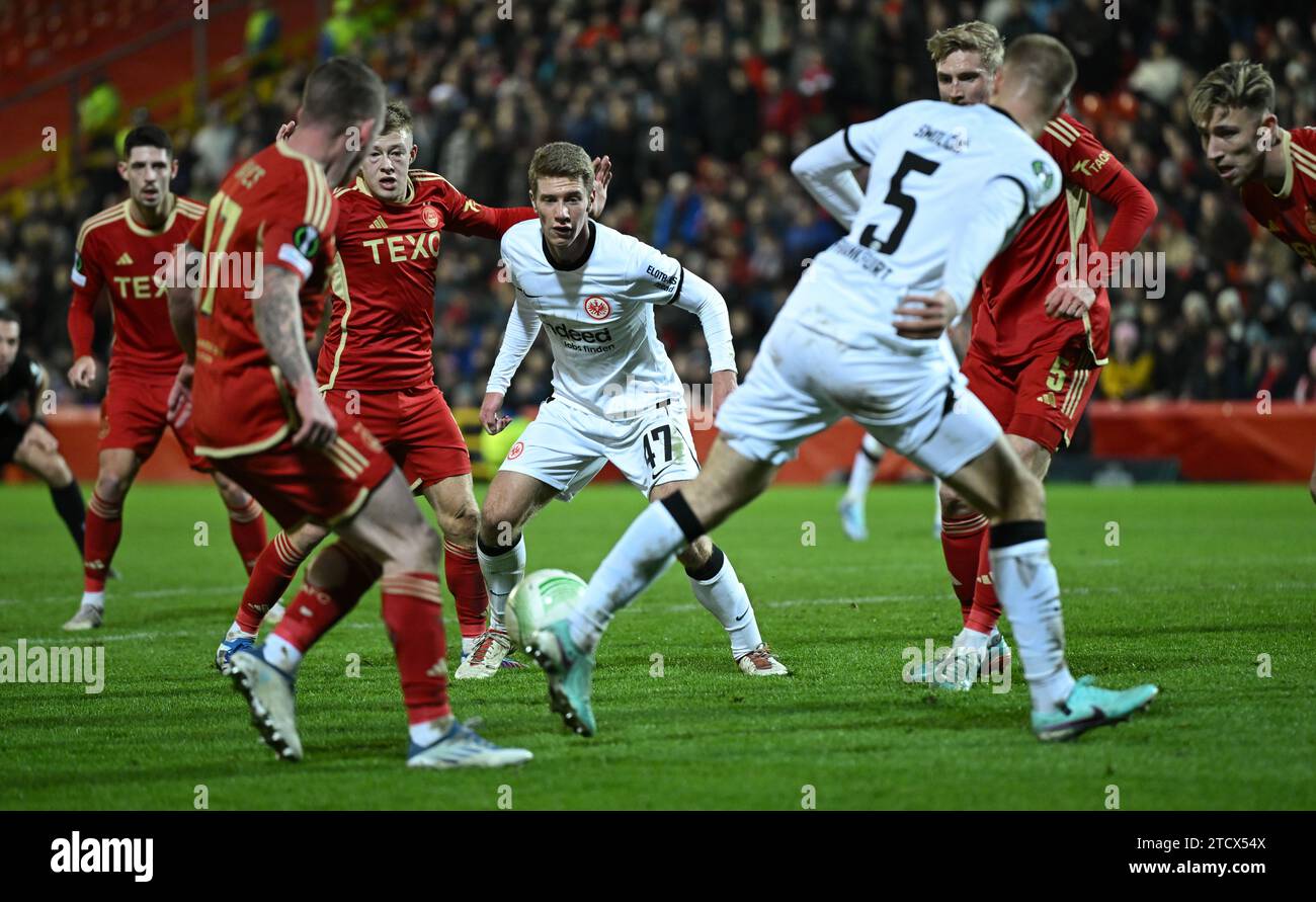 Aberdeen, UK. 14th Dec, 2023. Soccer: UEFA Europa Conference League, FC Aberdeen - Eintracht Frankfurt, Group Stage, Group G, Matchday 6, at Pittodrie Stadium. Frankfurt's Elias Baum (M) tries to get the ball in the penalty area. Credit: Arne Dedert/dpa/Alamy Live News Stock Photo