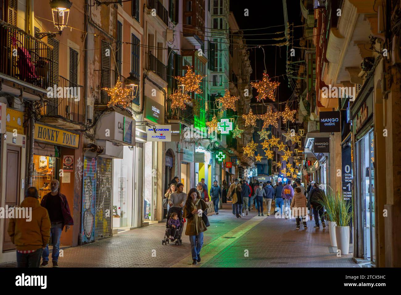 Weihnachtlich geschmückte Straßen und Plätze in Palma de Mallorca  Spanien . Vorweihnachtszeit in Palma de Mallorca *** Christmas decorated streets and squares in Palma de Mallorca Spain Pre-Christmas season in Palma de Mallorca Stock Photo