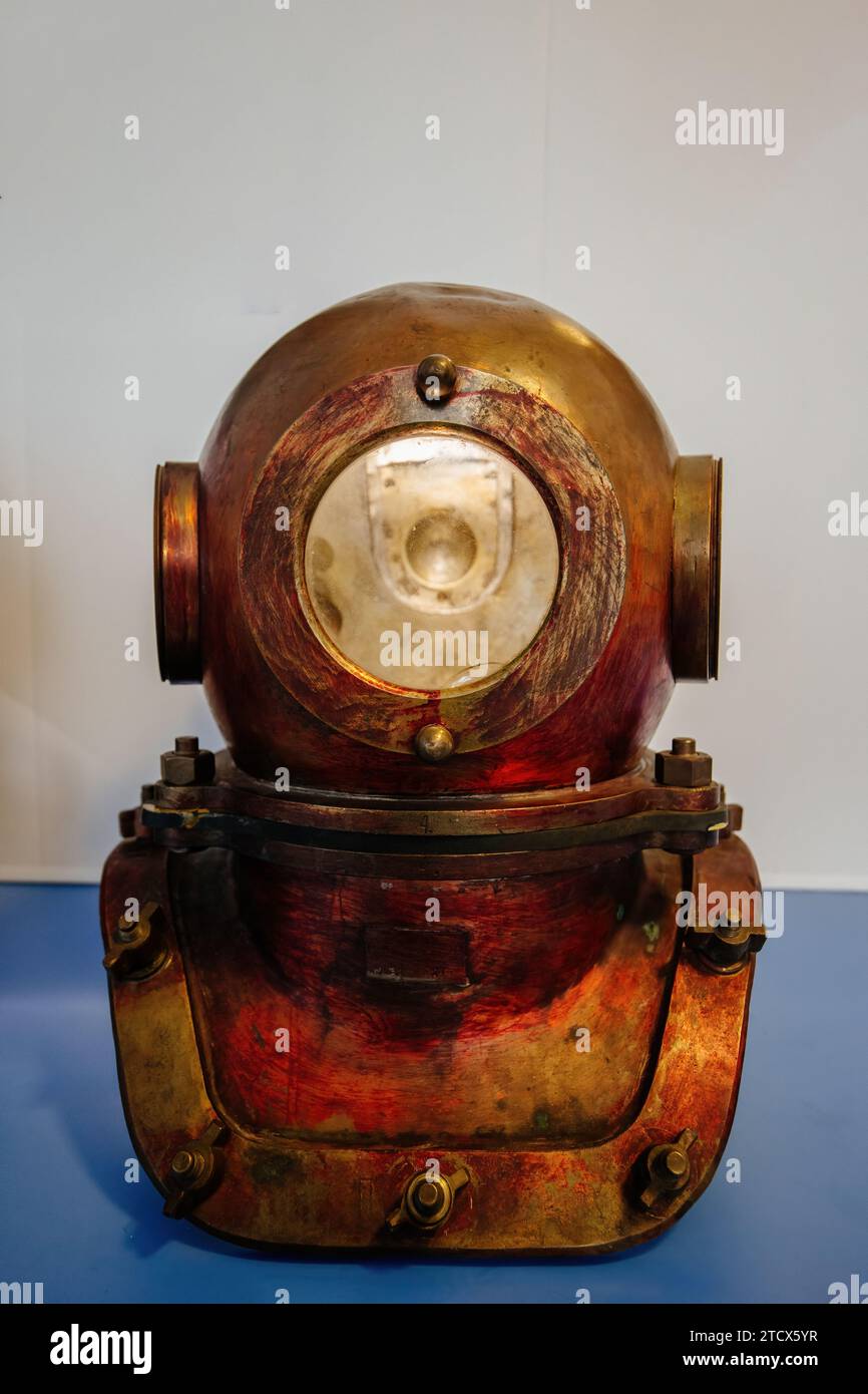 Deep sea diver helmet hi-res stock photography and images - Alamy